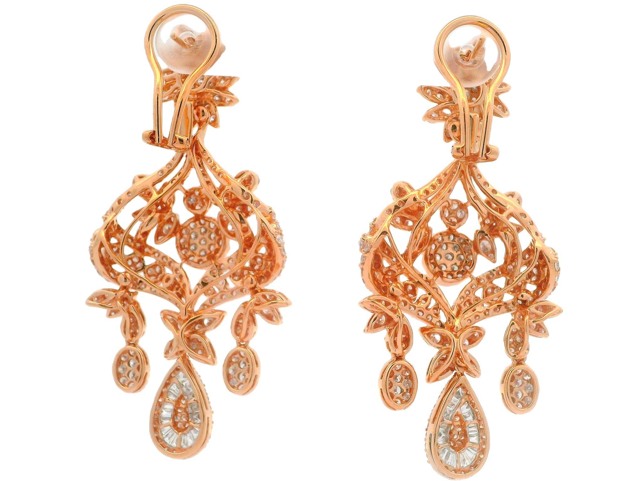 --Pietre: --
Numerosi diamanti naturali autentici - taglio Brilliante e Baguette - incastonati a pave, a forcella e a canale - colore F-H - purezza VS1/VS2 con pochi SI - 7,07ctw (es. timbrato)

Materiale: Oro rosa massiccio 18 carati
Peso: 26,85
