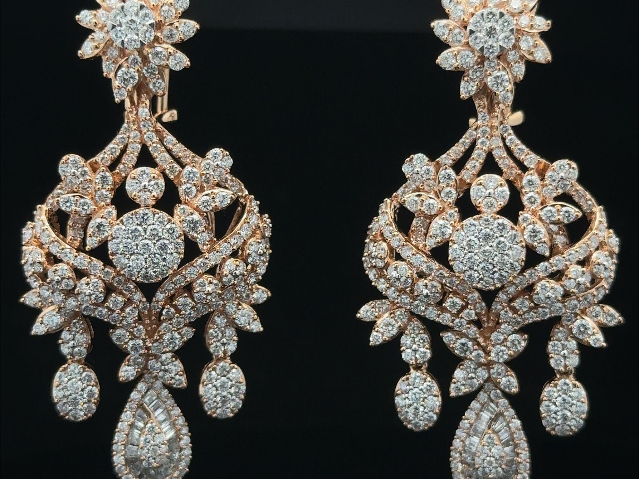 Orecchini in oro rosa 18k con diamante infuocato da 7,07 carati, design floreale e penzoloni in vendita 3