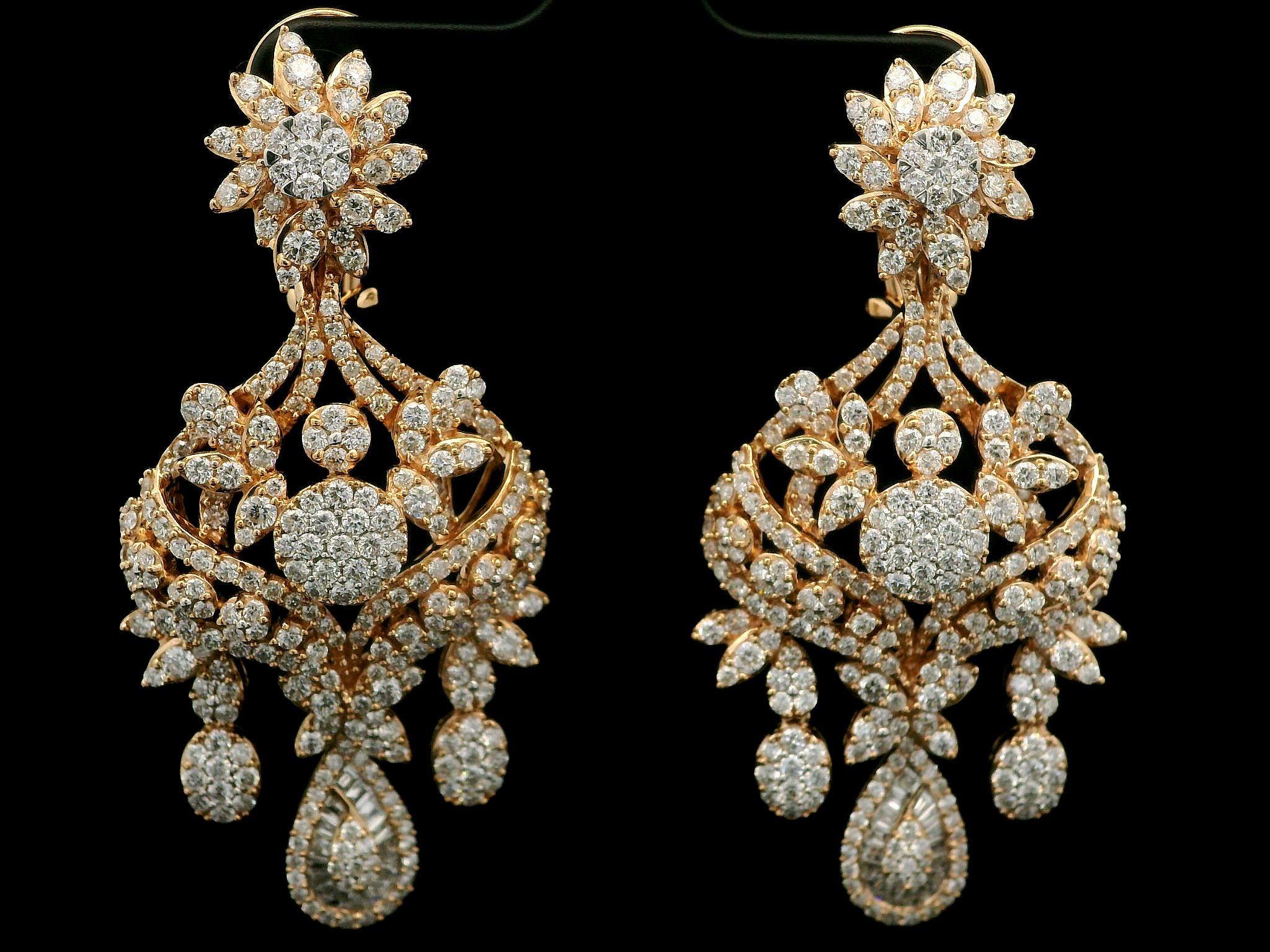 Orecchini in oro rosa 18k con diamante infuocato da 7,07 carati, design floreale e penzoloni in vendita 4