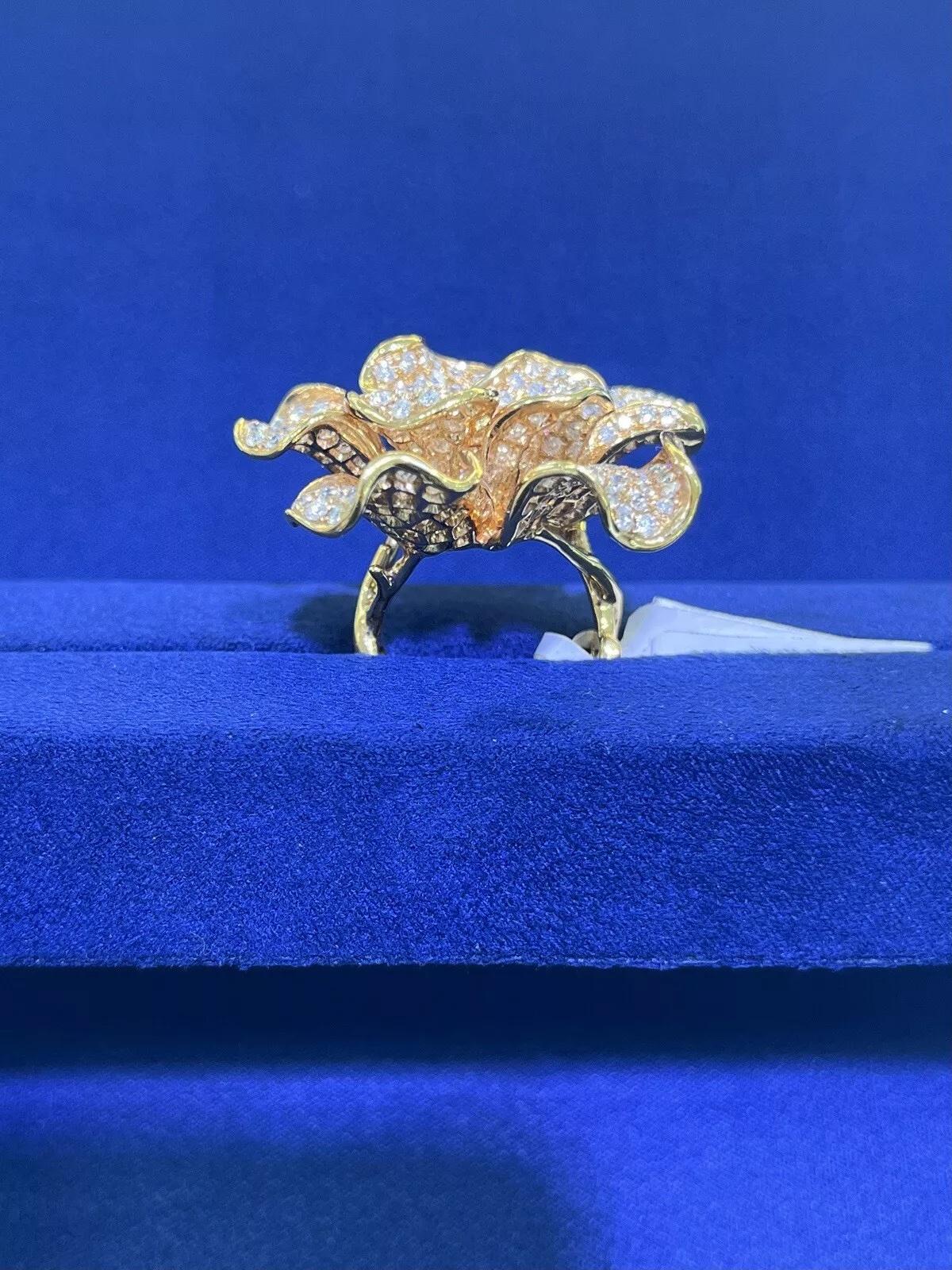 Bague cocktail fleur en or rose 18 carats avec diamants ronds pavés de 7 carats, taille 7 en vente 5