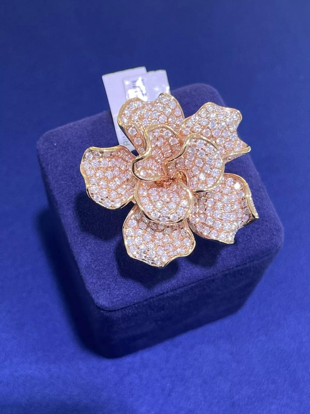 Cette exquise bague de cocktail en or rose 18 carats, ornée d'un diamant rond pavé de 7 carats, est une superbe pièce d'apparat qui rayonne de luxe et d'élégance. La bague présente un magnifique design de fleur, chaque pétale étant délicatement