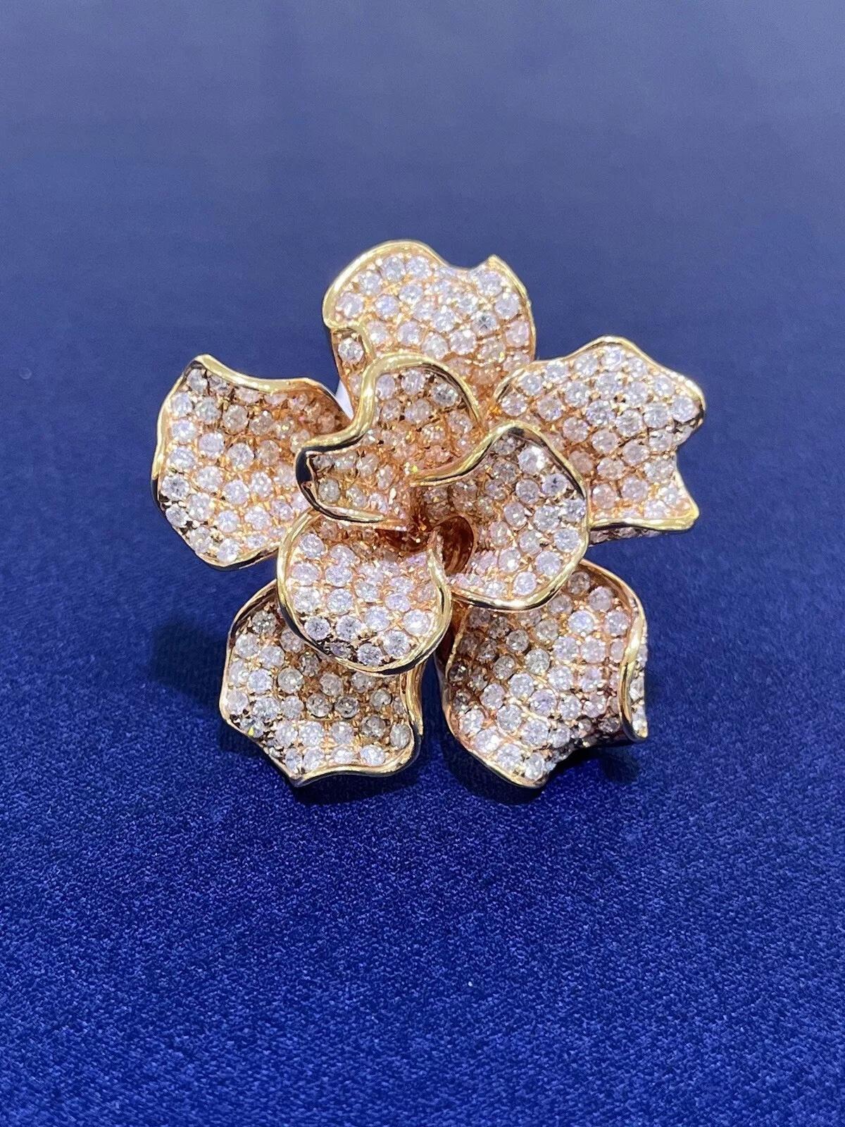 Taille ronde Bague cocktail fleur en or rose 18 carats avec diamants ronds pavés de 7 carats, taille 7 en vente