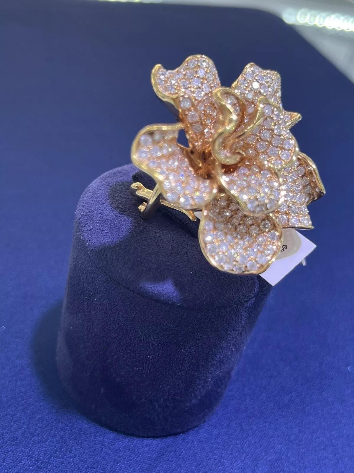 Bague cocktail fleur en or rose 18 carats avec diamants ronds pavés de 7 carats, taille 7 Neuf - En vente à Boca Raton, FL