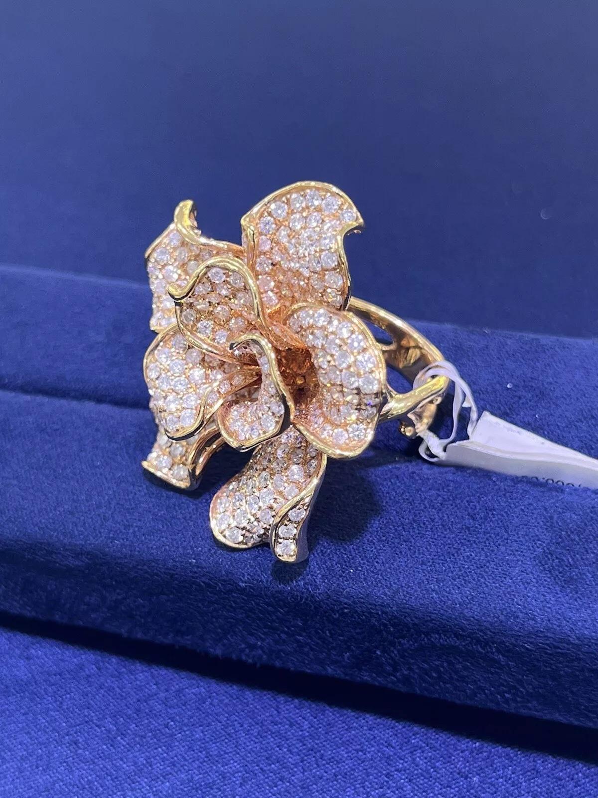 Bague cocktail fleur en or rose 18 carats avec diamants ronds pavés de 7 carats, taille 7 en vente 1
