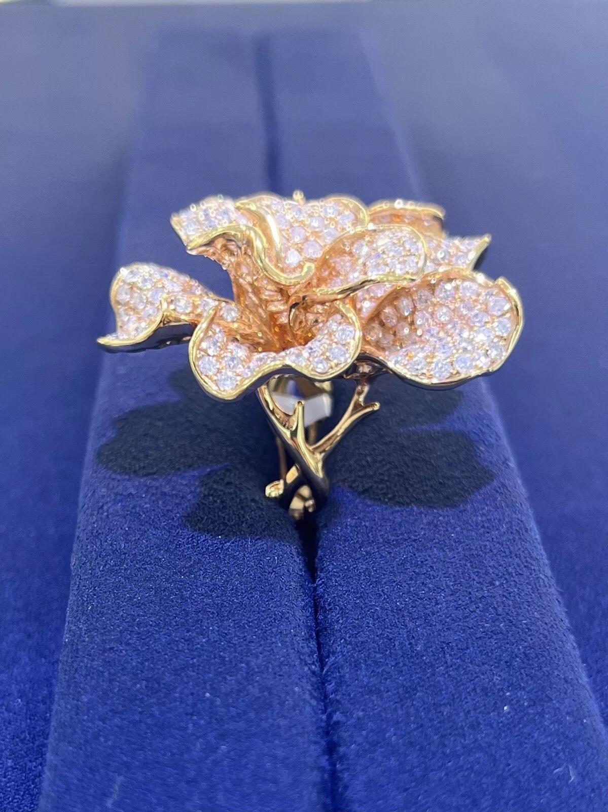 Bague cocktail fleur en or rose 18 carats avec diamants ronds pavés de 7 carats, taille 7 en vente 3