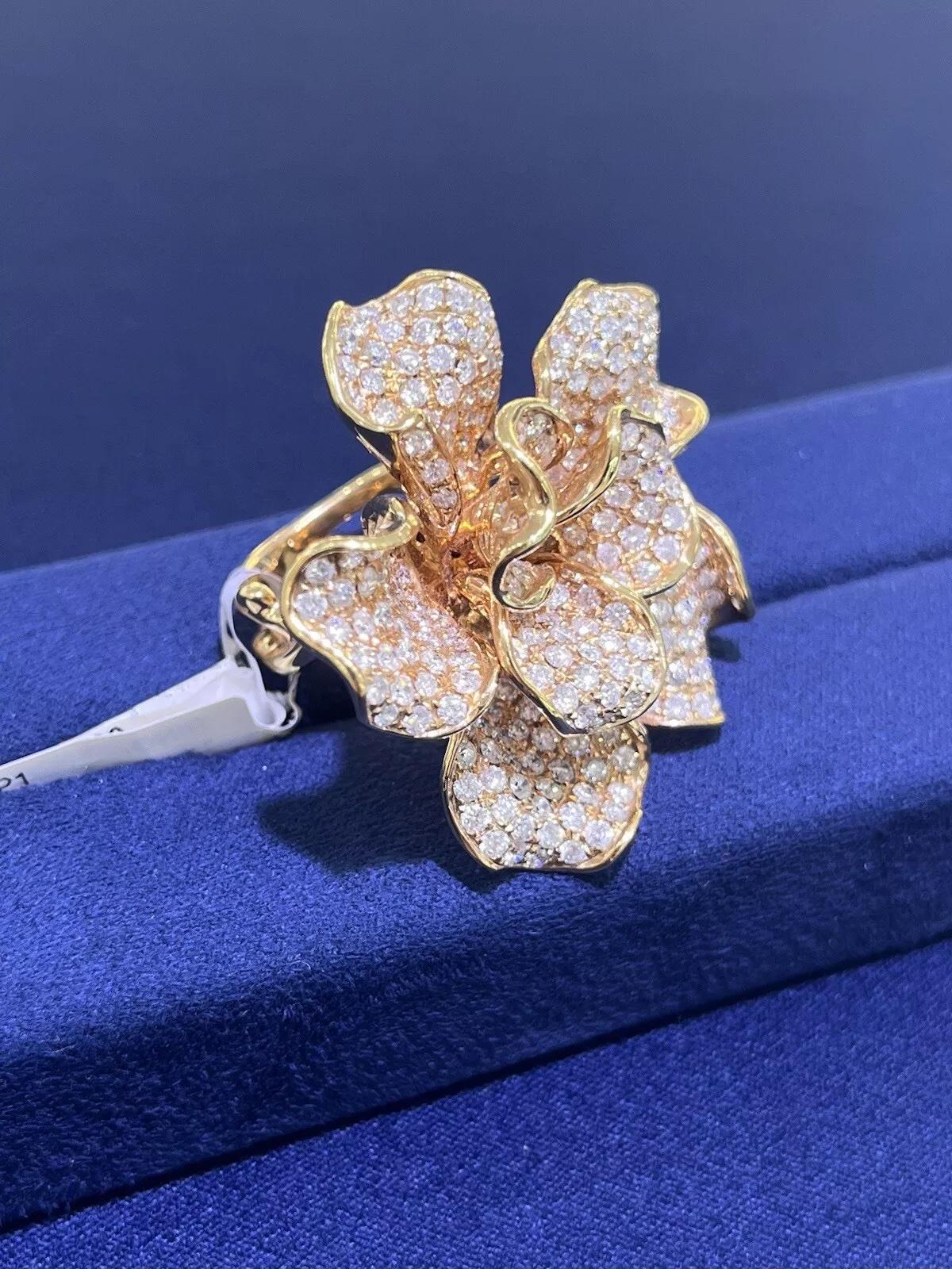 Bague cocktail fleur en or rose 18 carats avec diamants ronds pavés de 7 carats, taille 7 en vente 4