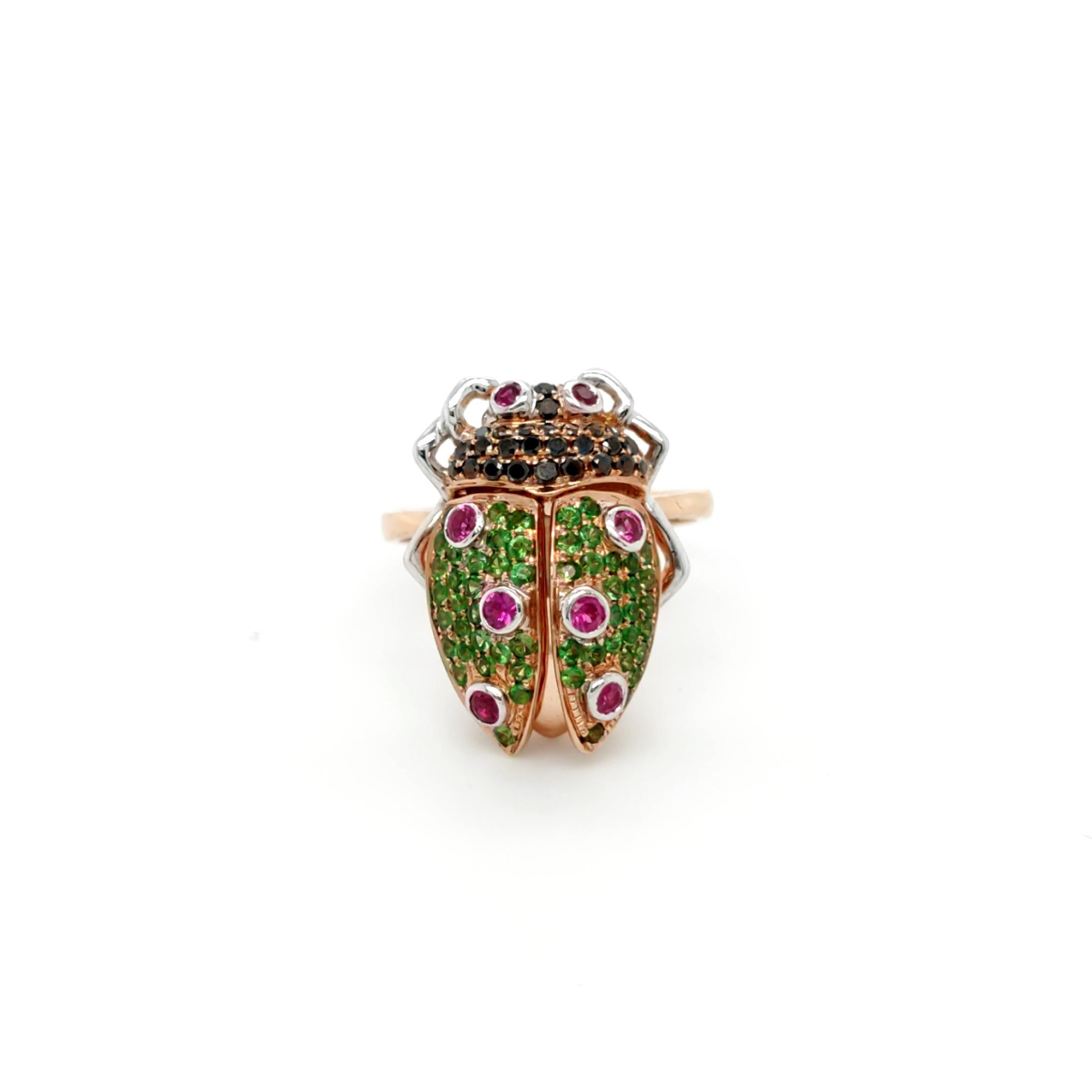 Moderne Bague or rose 18 carats ornée d'un grenat vert en forme de insecte et de diamants en vente