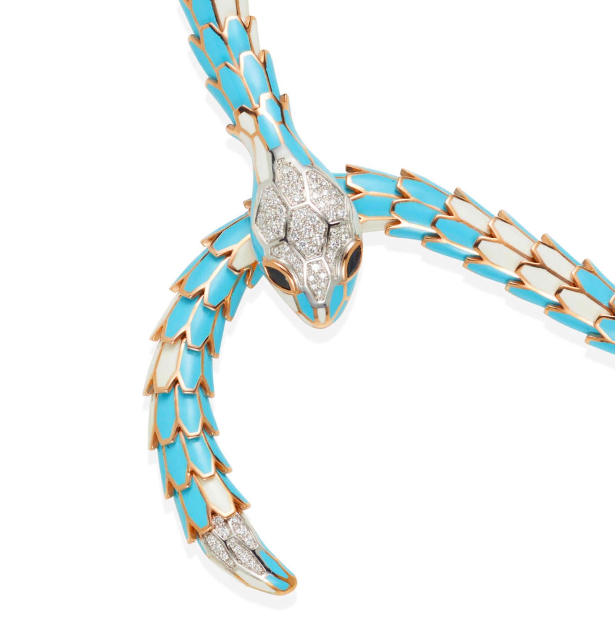 EINE SCHLANGENHALSKETTE AUS 18K ROSEGOLD UND EMAILLE, ITALIEN
In verstellbarem Serpentinendesign, die Augen mit marquiseförmigen Saphiren besetzt, die Schuppen mit hellblauem und weißem Email aufgetragen, zusätzlich veredelt durch runde Diamanten in