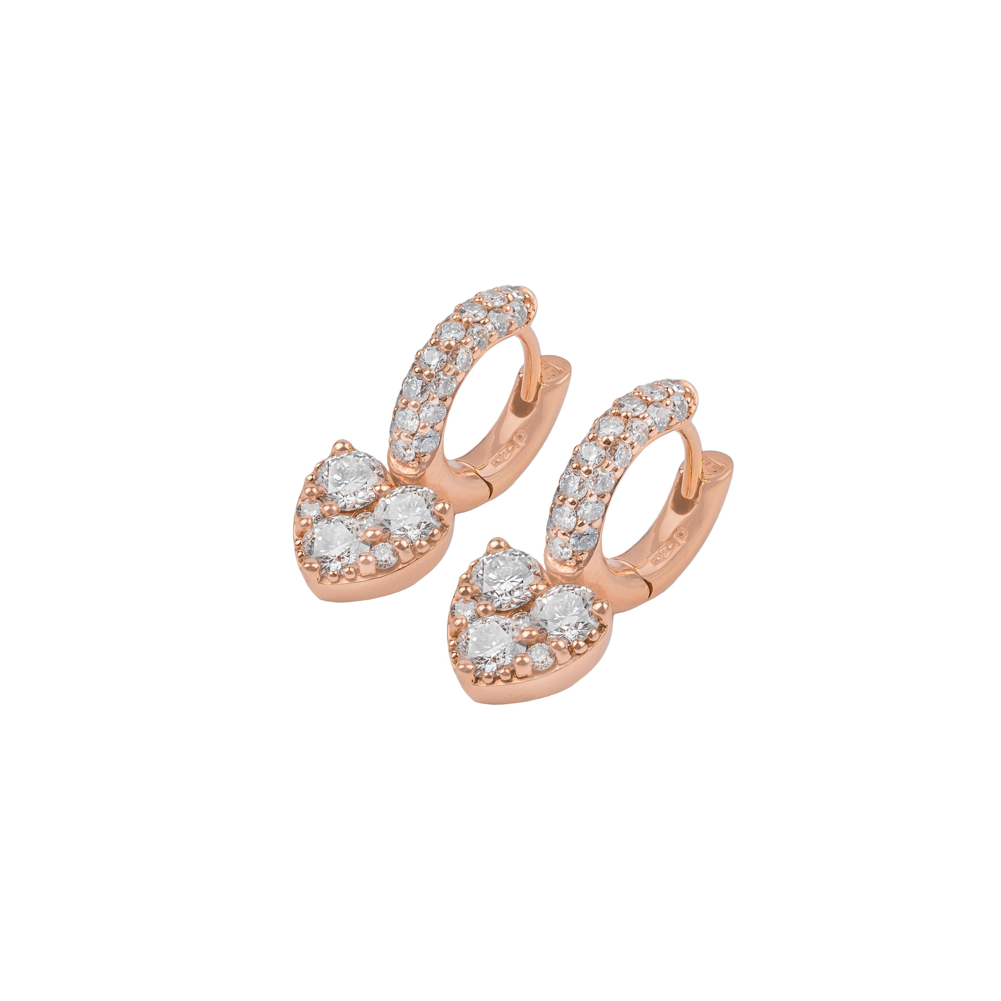 These elegant 18k rose gold and diamonds earrings are made in Italy by Fanuele Gioielli.
They features a heart shaped pendant covered with 6 brilliant cut white diamonds, of which three larger.
There are also white diamonds on the front of the