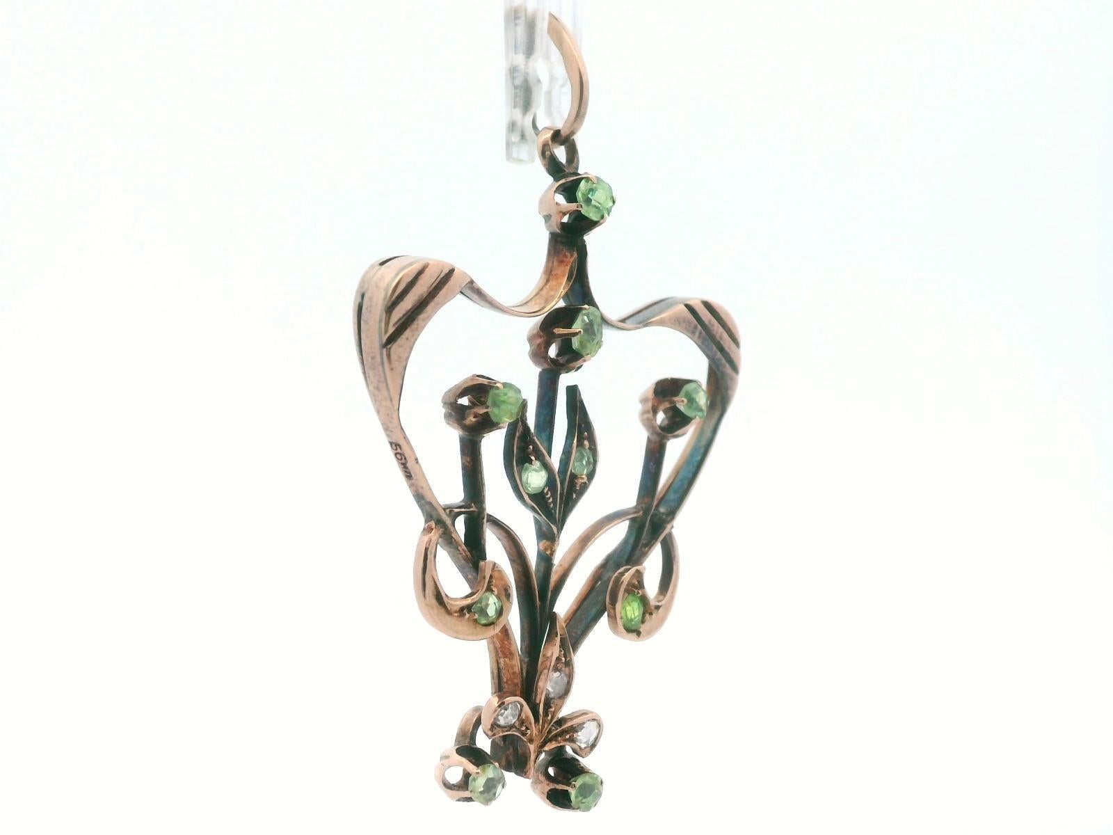 Questo incredibile pendente antico è stato realizzato con demantoide russo imperiale e diamante in oro rosa 18 carati. Lo splendido design, i rari granati verdi e la storia rendono questo ciondolo speciale. Il ciondolo ricorda un bouquet di fiori in