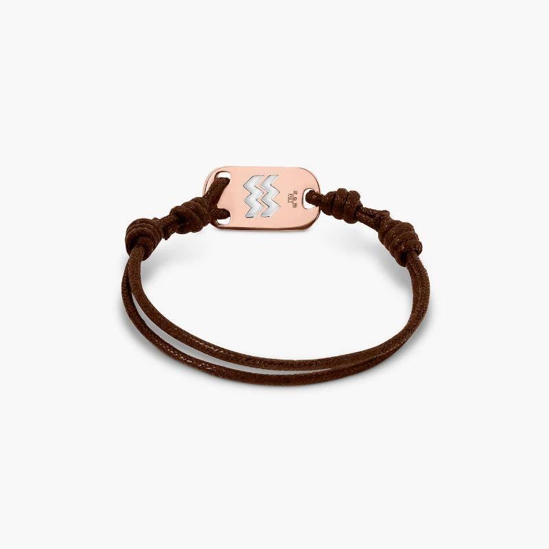 Aquarius-Armband aus 18 Karat Roségold mit brauner Kordel

Das Sternzeichen des Wassermanns hebt sich in Roségold von der mühelos verlaufenden braunen Kordel ab. Dieses Armband ist das perfekte, persönliche Geburtstagsgeschenk oder eine Freude für