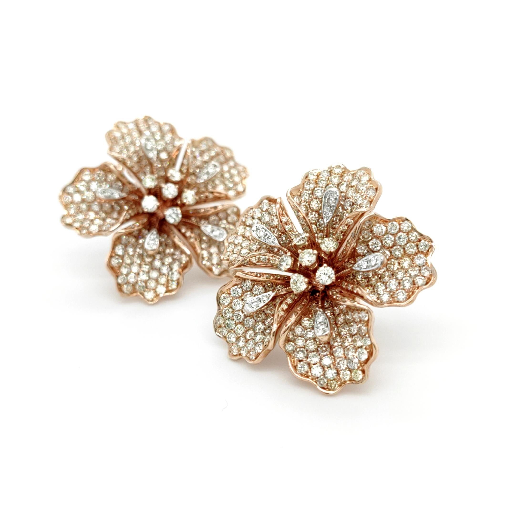 Taille ronde Boucles d'oreilles Azalea en or rose 18 carats et diamants de couleur fleur en vente