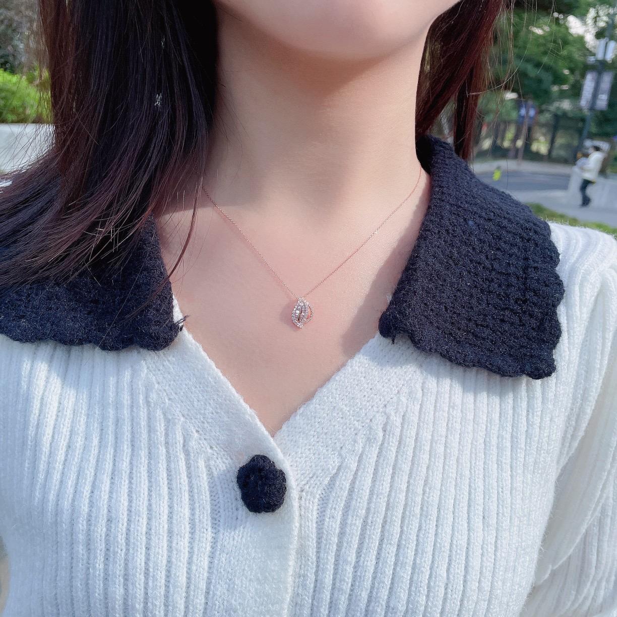 Collana con ciondolo a foglia di diamante Baguette in oro rosa 18K in vendita 4