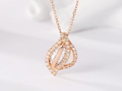 Collier feuille en or rose 18K avec pendentif diamant baguette