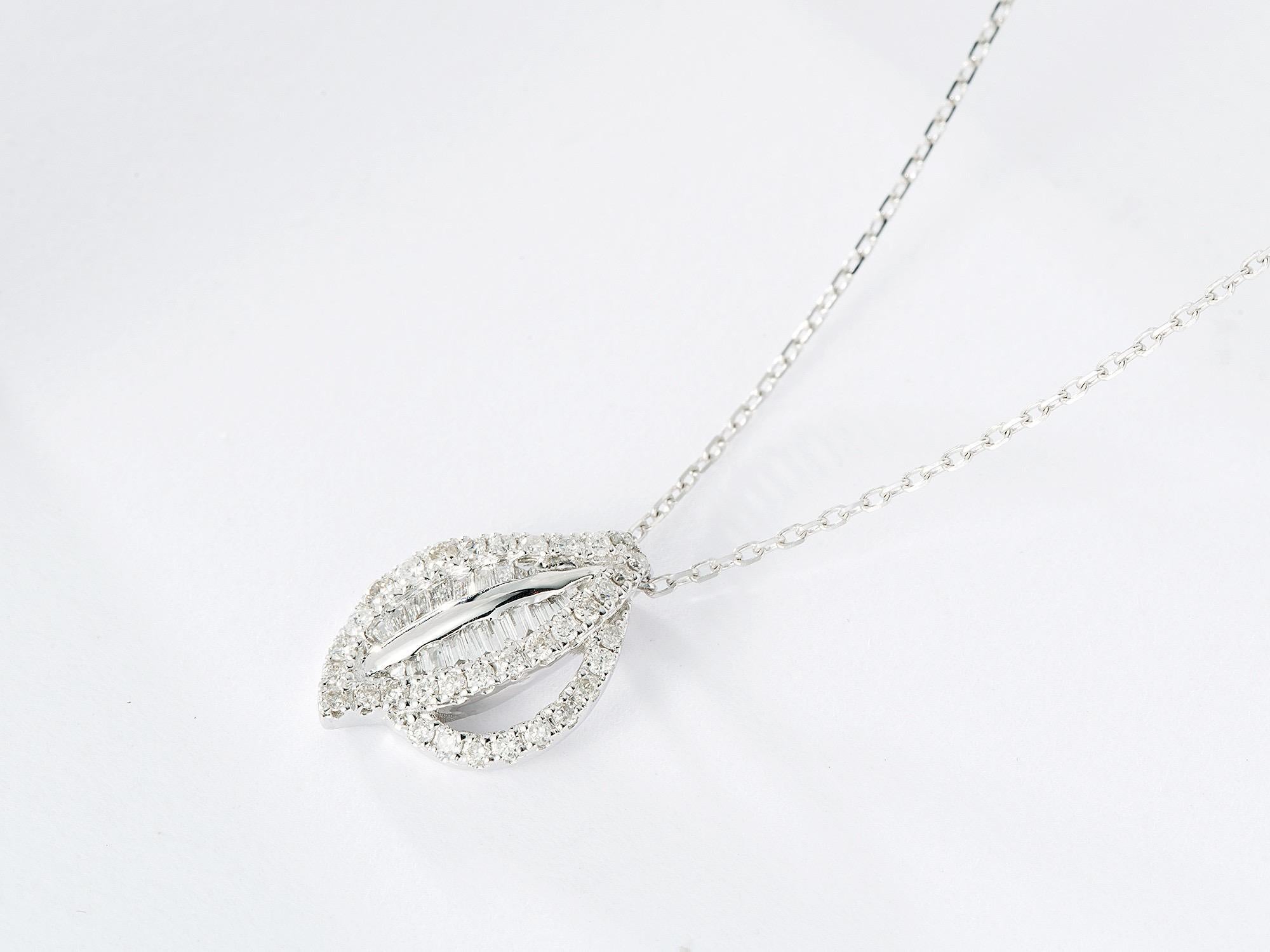 Collana con ciondolo a foglia di diamante Baguette in oro rosa 18K in vendita 2