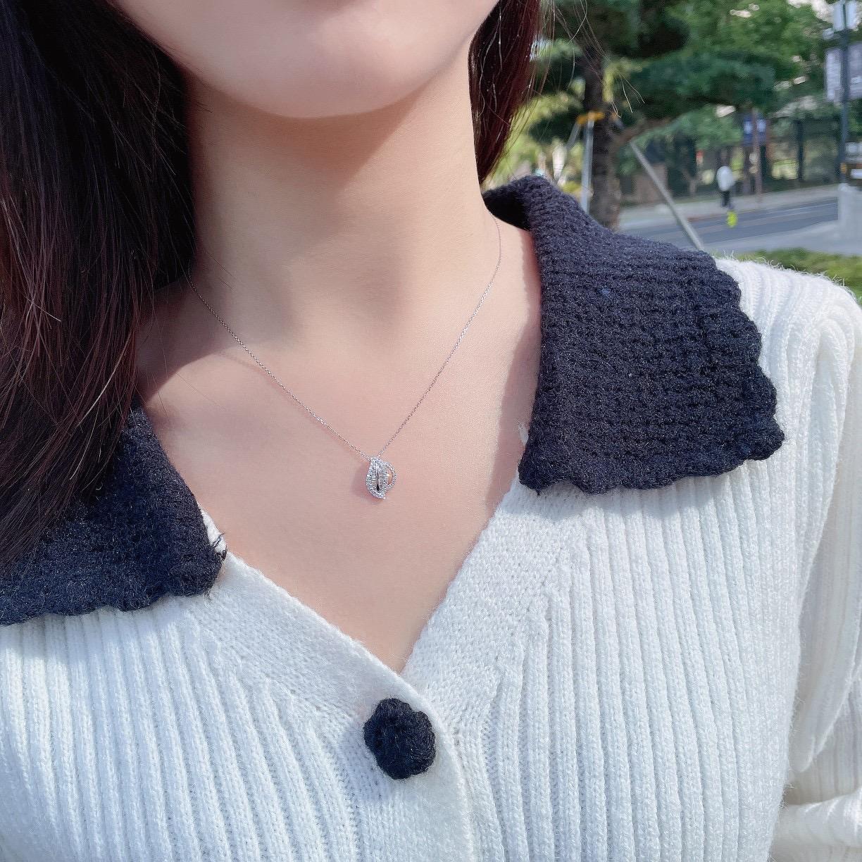 Collana con ciondolo a foglia di diamante Baguette in oro rosa 18K in vendita 3