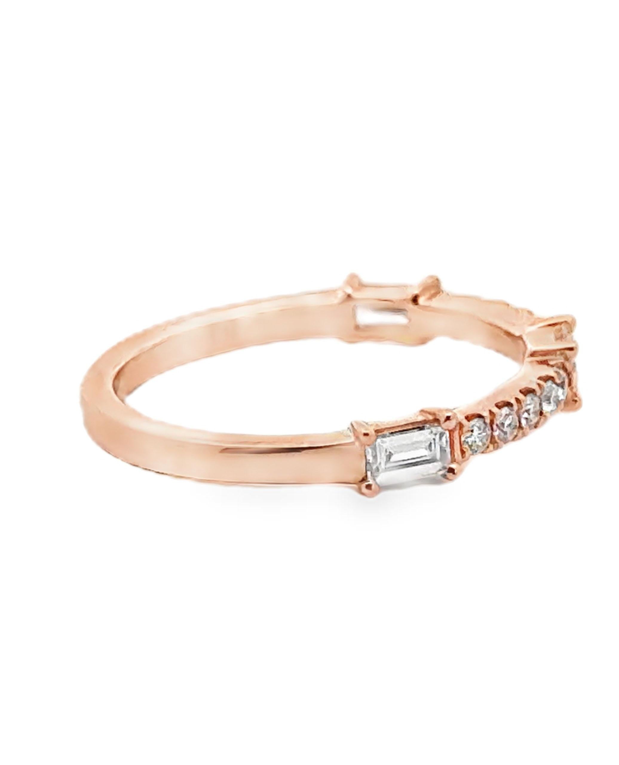 18K Rose Gold Band Ring with Round and Baguette Diamonds Contemporáneo en venta