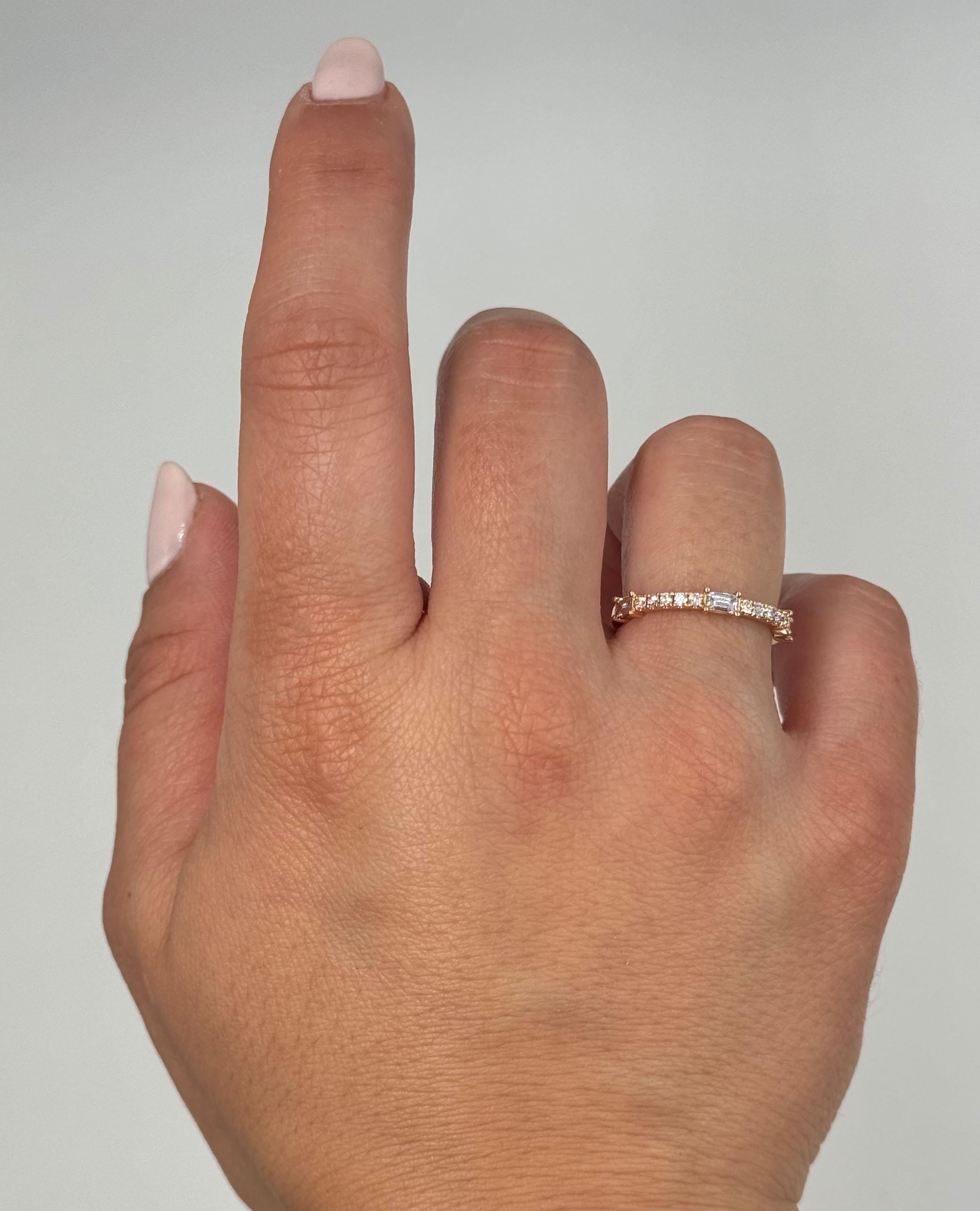 18K Rose Gold Band Ring with Round and Baguette Diamonds en Nuevo estado para la venta en Old Tappan, NJ