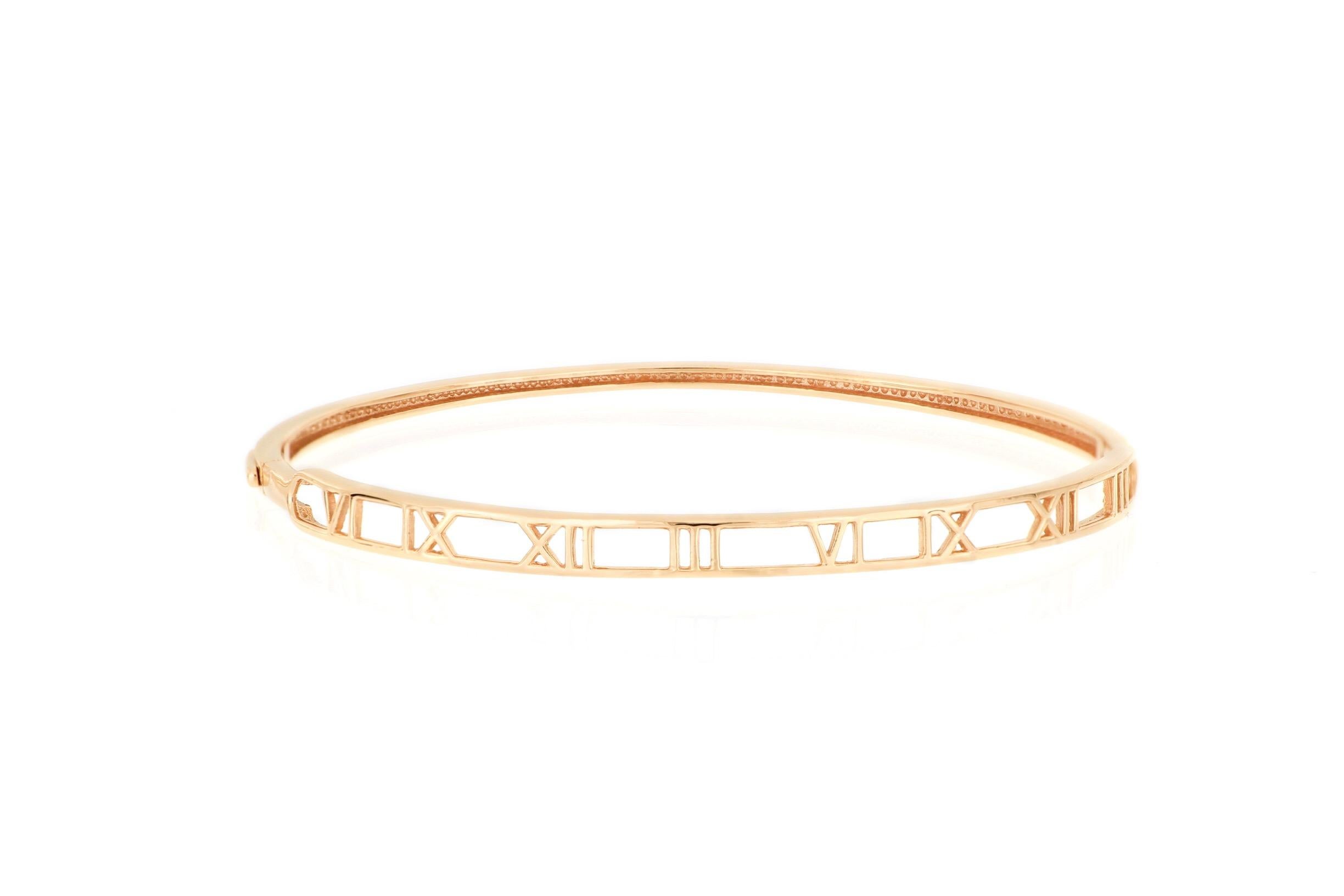 A stylish bangle in 18K rose gold featuring Roman numerals. This is a very nice piece of casual jewellery which can be worn daily, matching different cloths and outfits.
The company was founded one and a half centuries ago in Macau. The brand is