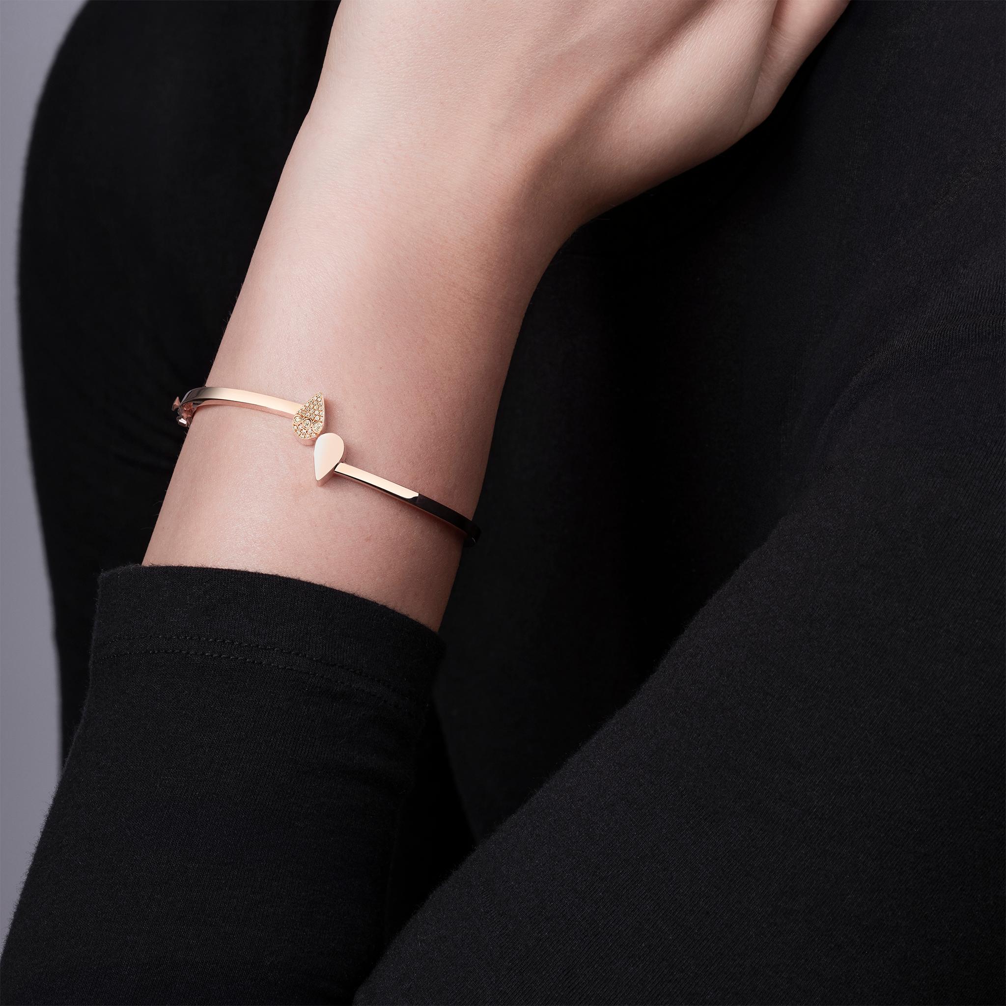Taglio brillante Bangle in oro rosa 18K con goccia di diamante in vendita