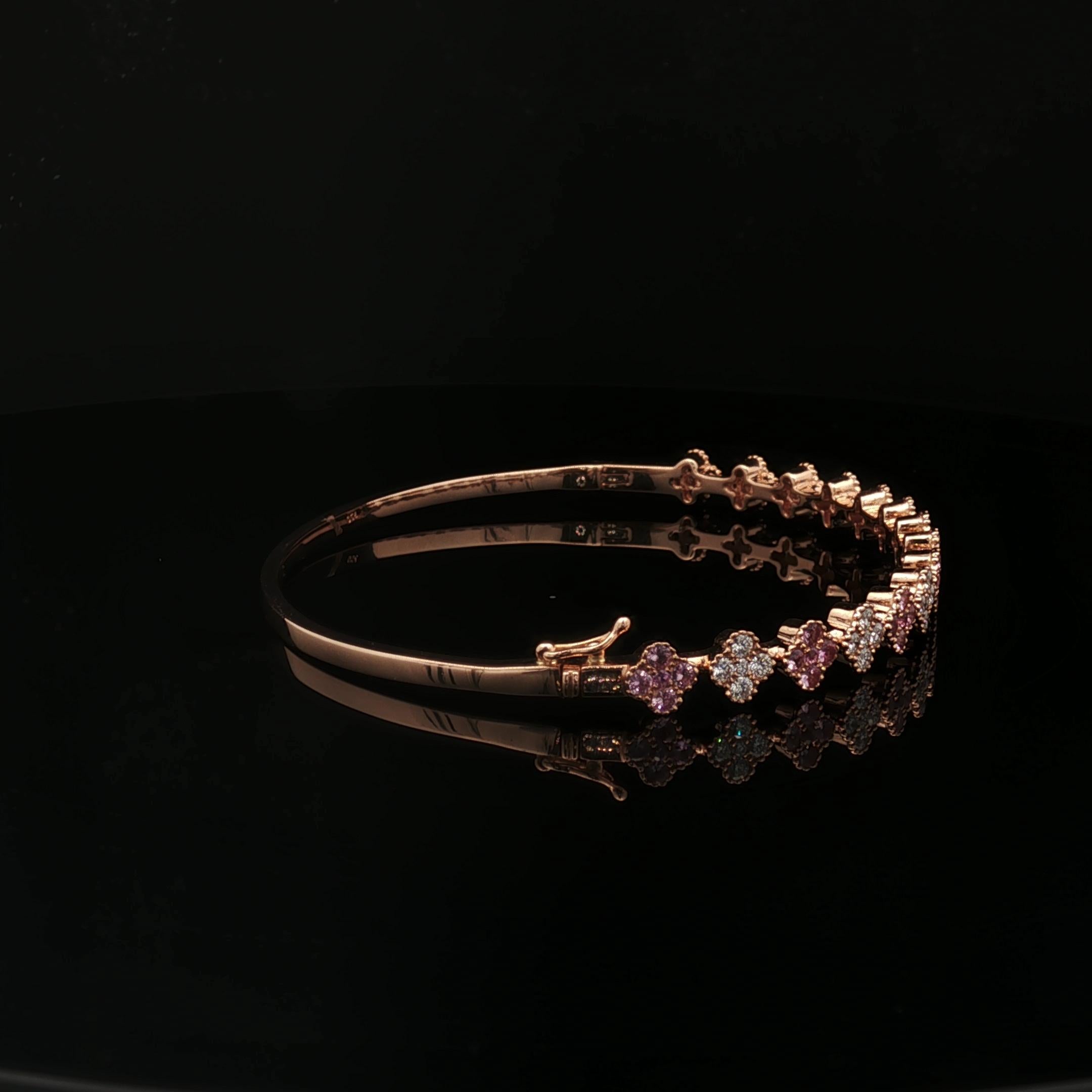 Ein romantischer Armreif aus 18 Karat Roségold mit einer harmonischen Mischung aus runden Brillanten und zarten rosa Saphiren.
Einzelheiten: Nettogewicht 10.29g  Diamant Gewicht 0.540ct  Rosa Saphir Gewicht 0,770ct  Farbe des Diamanten: G/H 