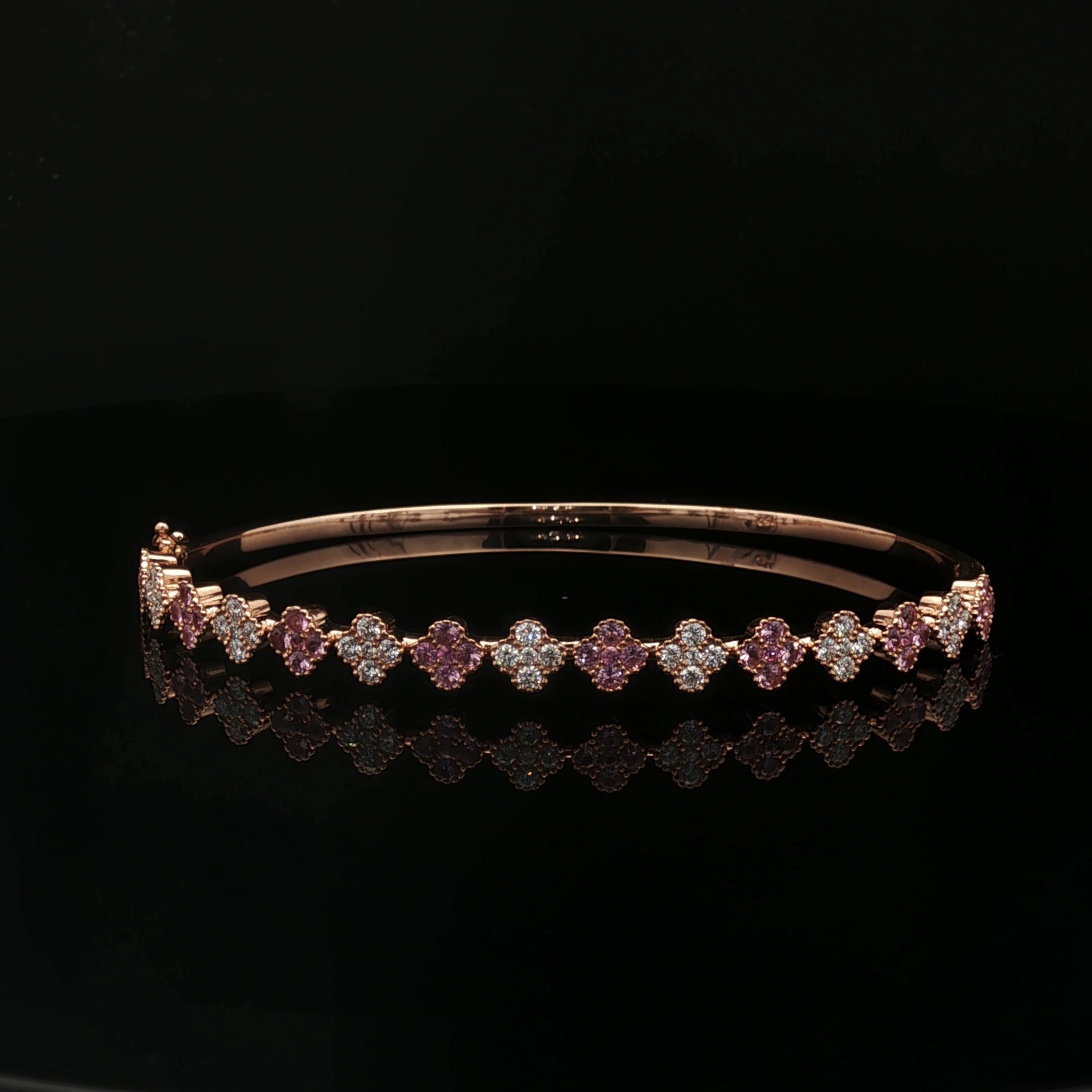 Armreif aus 18 K Rose Gold mit Diamanten und rosa Saphiren (Rosenschliff) im Angebot