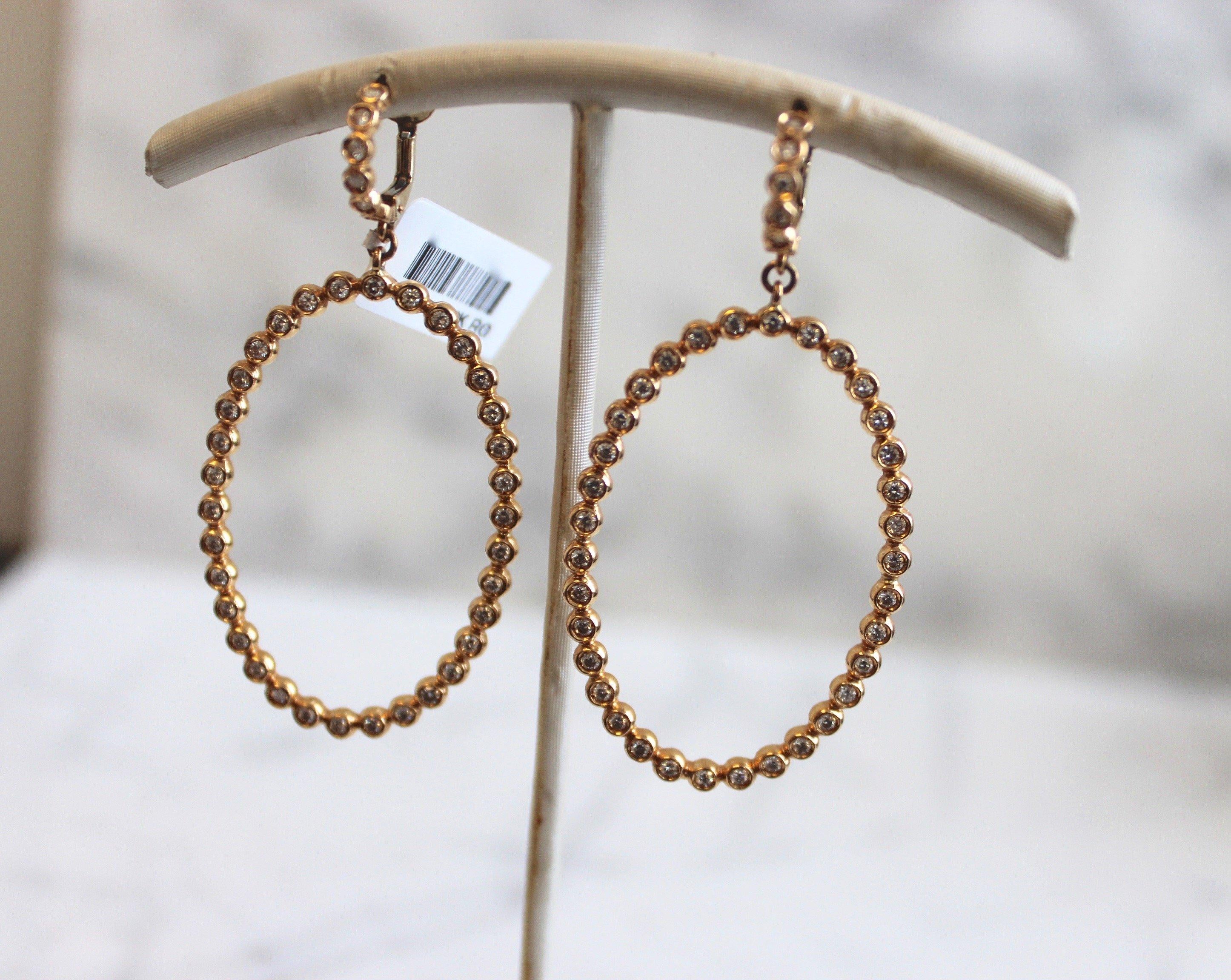 Taille ronde Créoles en or rose 18 carats avec lunette en diamants en vente