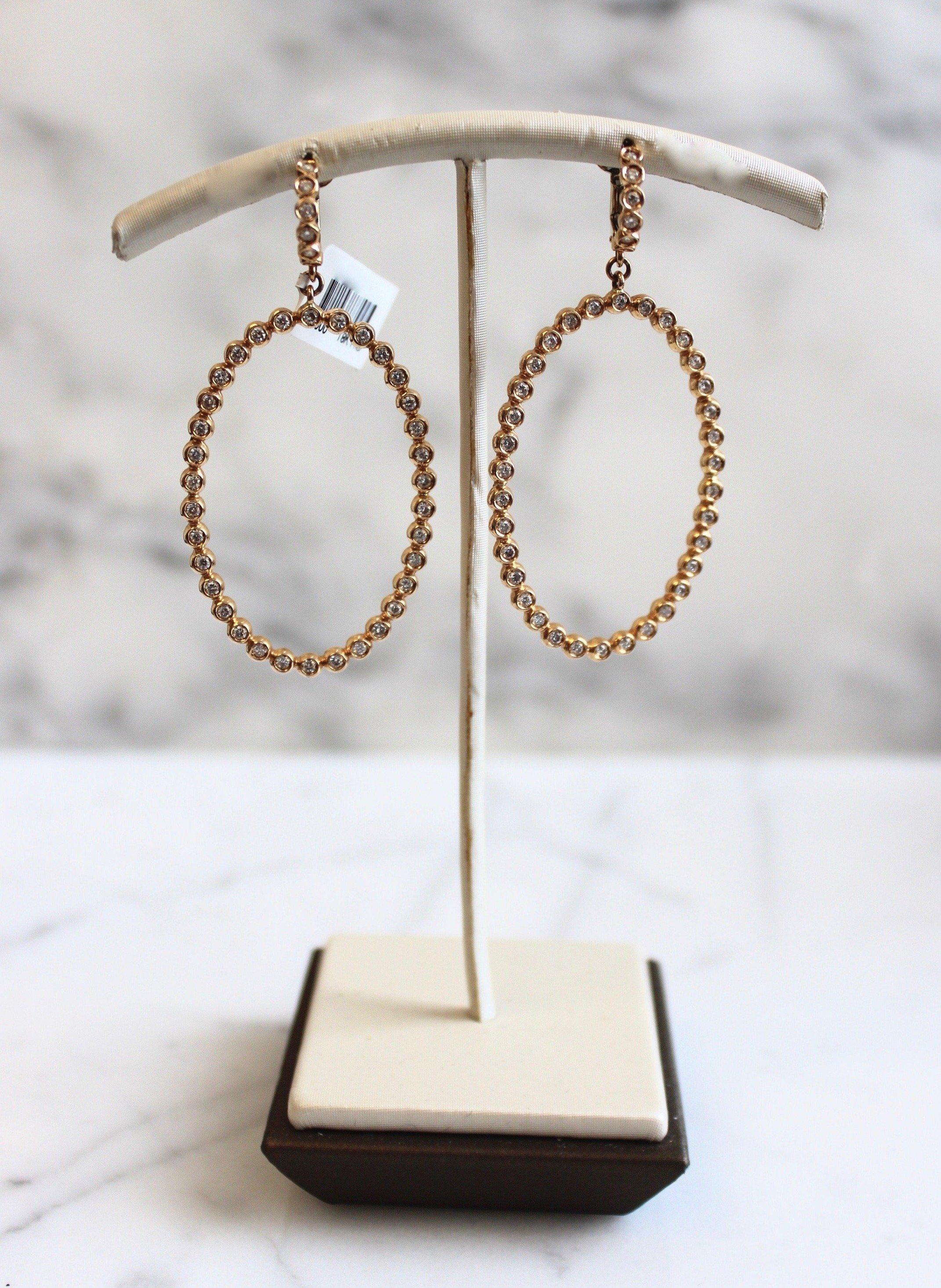 Créoles en or rose 18 carats avec lunette en diamants Pour femmes en vente