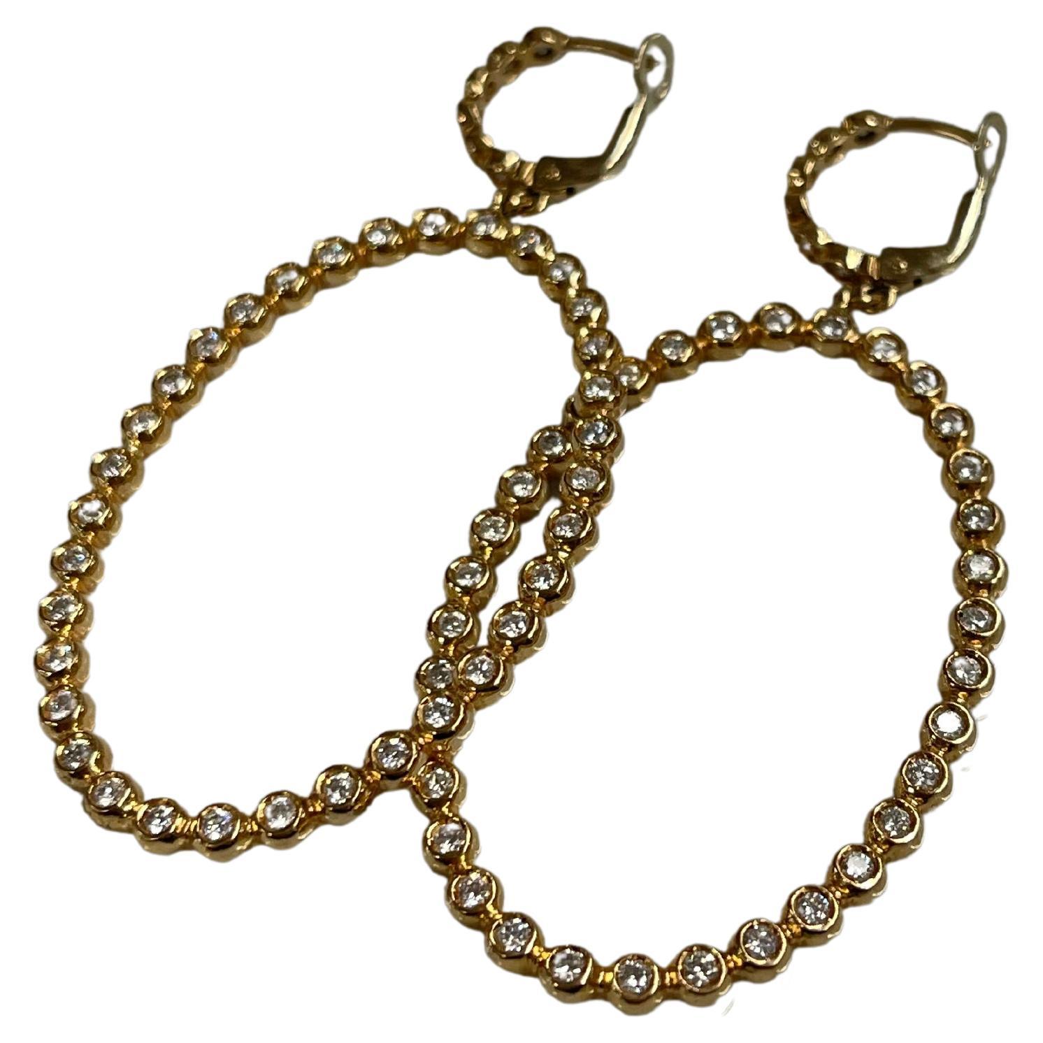Créoles en or rose 18 carats avec lunette en diamants en vente