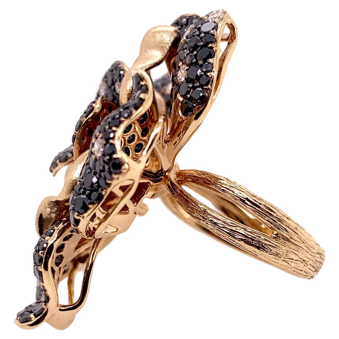 Contemporaneo Anello e ciondolo con fiore di diamante bianco e nero in oro rosa 18k in vendita