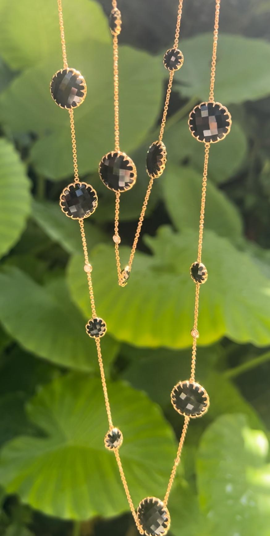 Collana a catena lunga in oro rosa 18 carati con stazioni di onice nera rotonda sfaccettata e diamanti. Onice posteriore sfaccettato da 15 e 9 mm incastonato a più punte in stile collet.  In mezzo ci sono nove diamanti rotondi a taglio brillante del