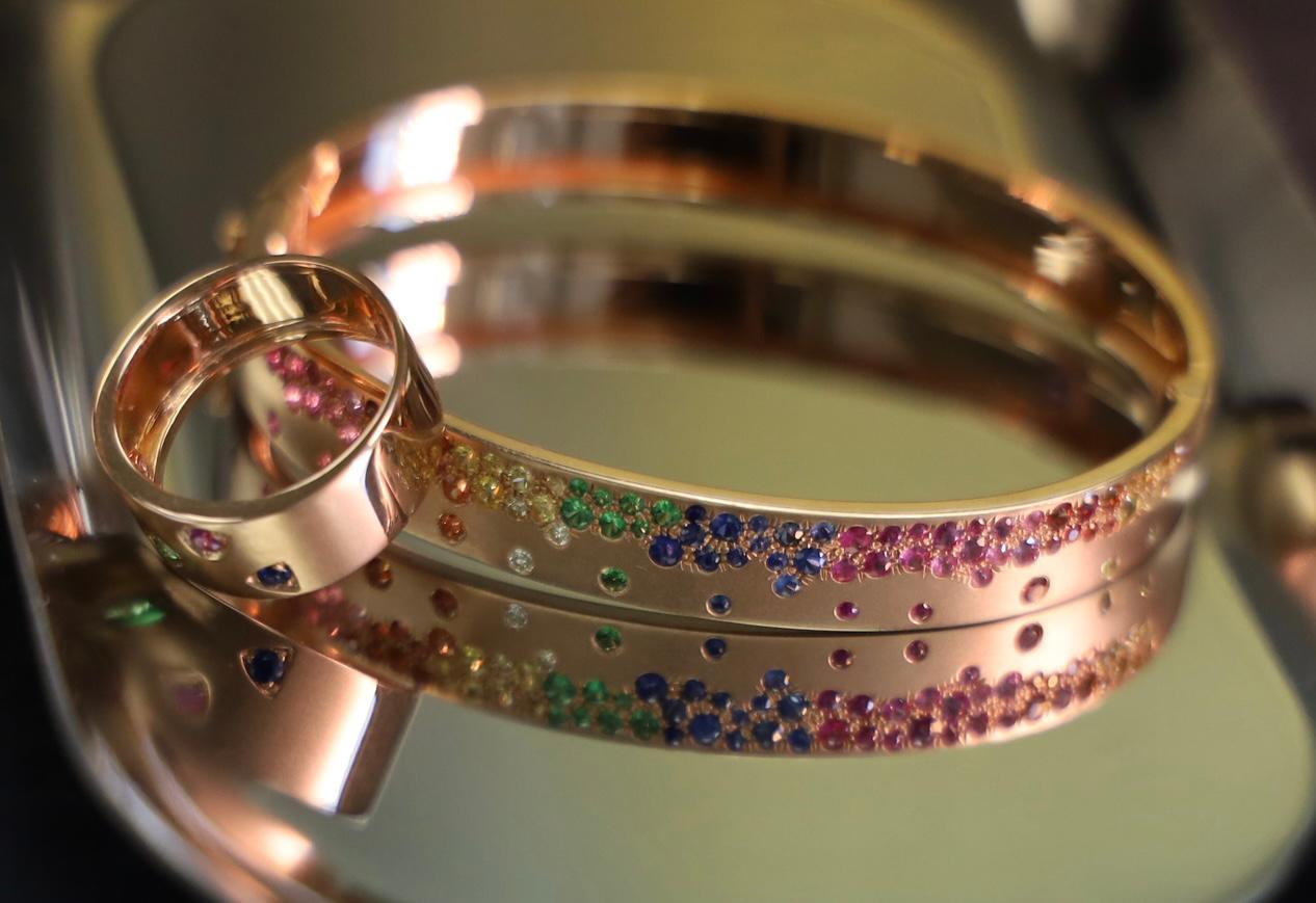 18K Rose Gold Bracelet with Multi-Color Gemstones and Diamonds In New Condition For Sale In Hong Kong, HK