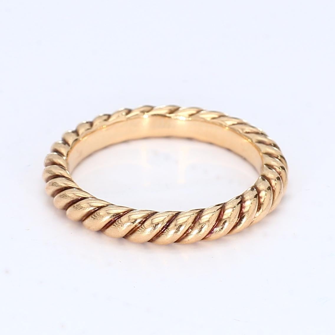 Se trata de un anillo tradicional David Yurman de oro rosa de 18 quilates con el diseño trenzado que la marca ha popularizado.

Tamaño del anillo - 6.75
Peso total - 5,17 g