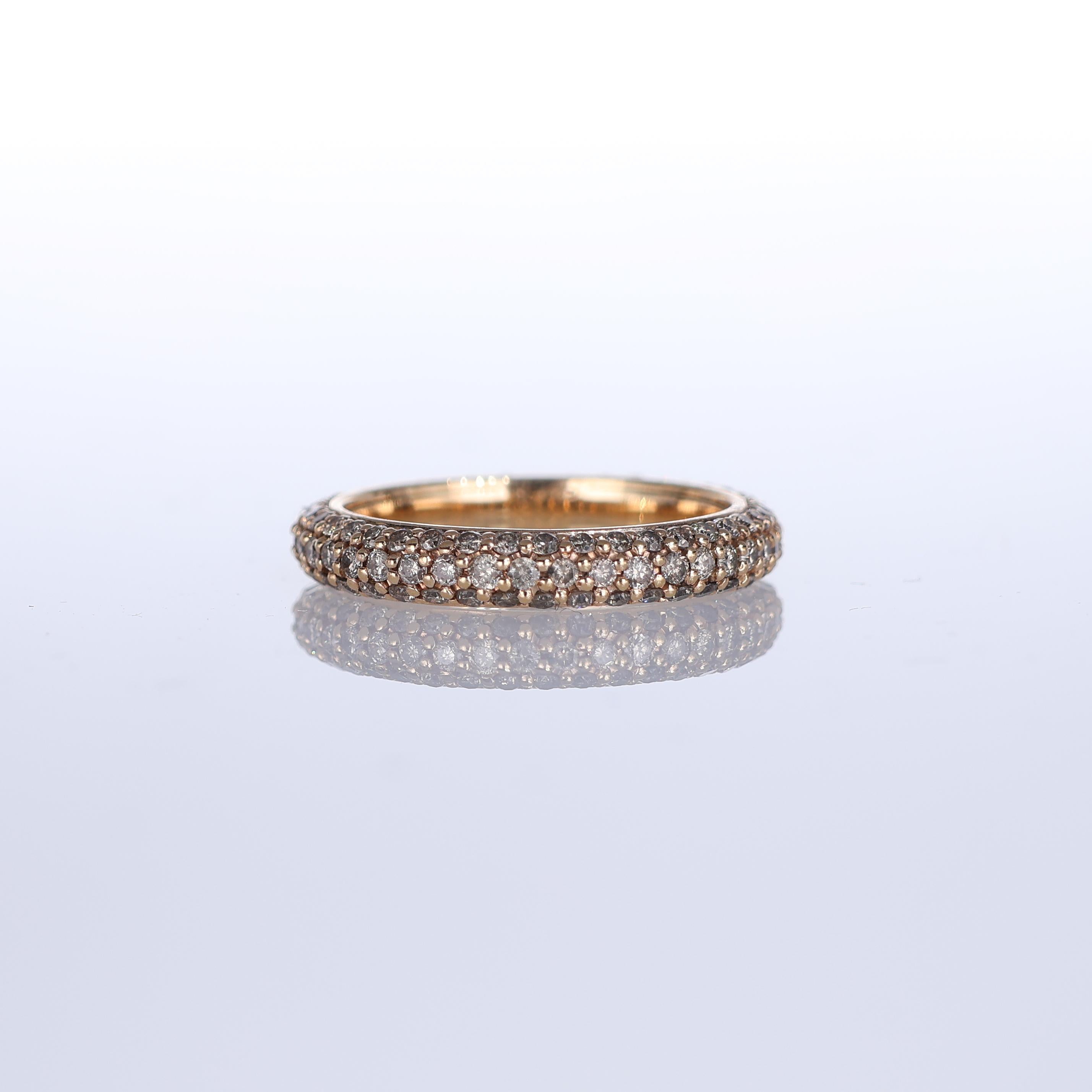 A sophisticated band ring crafted in 18K rose gold, adorned with 1.43 carats of brown diamonds in a refined pavé setting. The warm tones of the gold enhance the natural brilliance of the diamonds, creating a timeless and elegant piece. Designed for