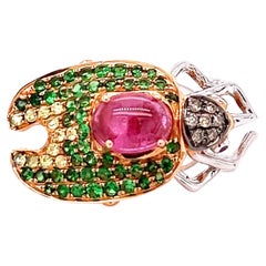 Brosche aus 18 Karat Roségold in Bugform mit Rubelit und grünem Granat