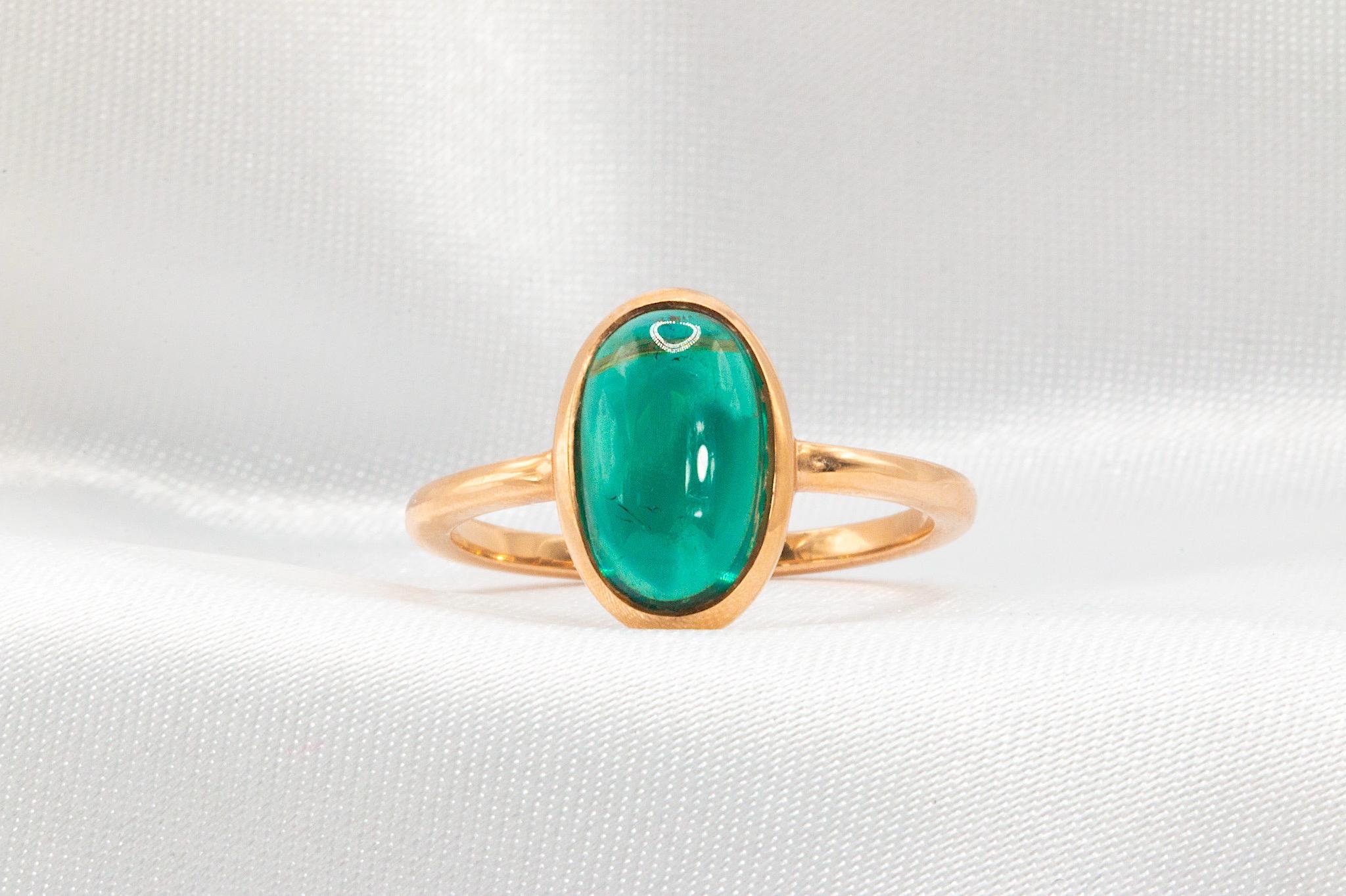 Bague en or rose 18 carats avec tourmaline cabochon

Cette magnifique bague met en valeur une tourmaline verte taillée en cabochon, sertie dans de l'or rose 18 carats. La pierre précieuse mesure environ 10,8 mm x 6,7 mm, pour un total d'environ 2,30