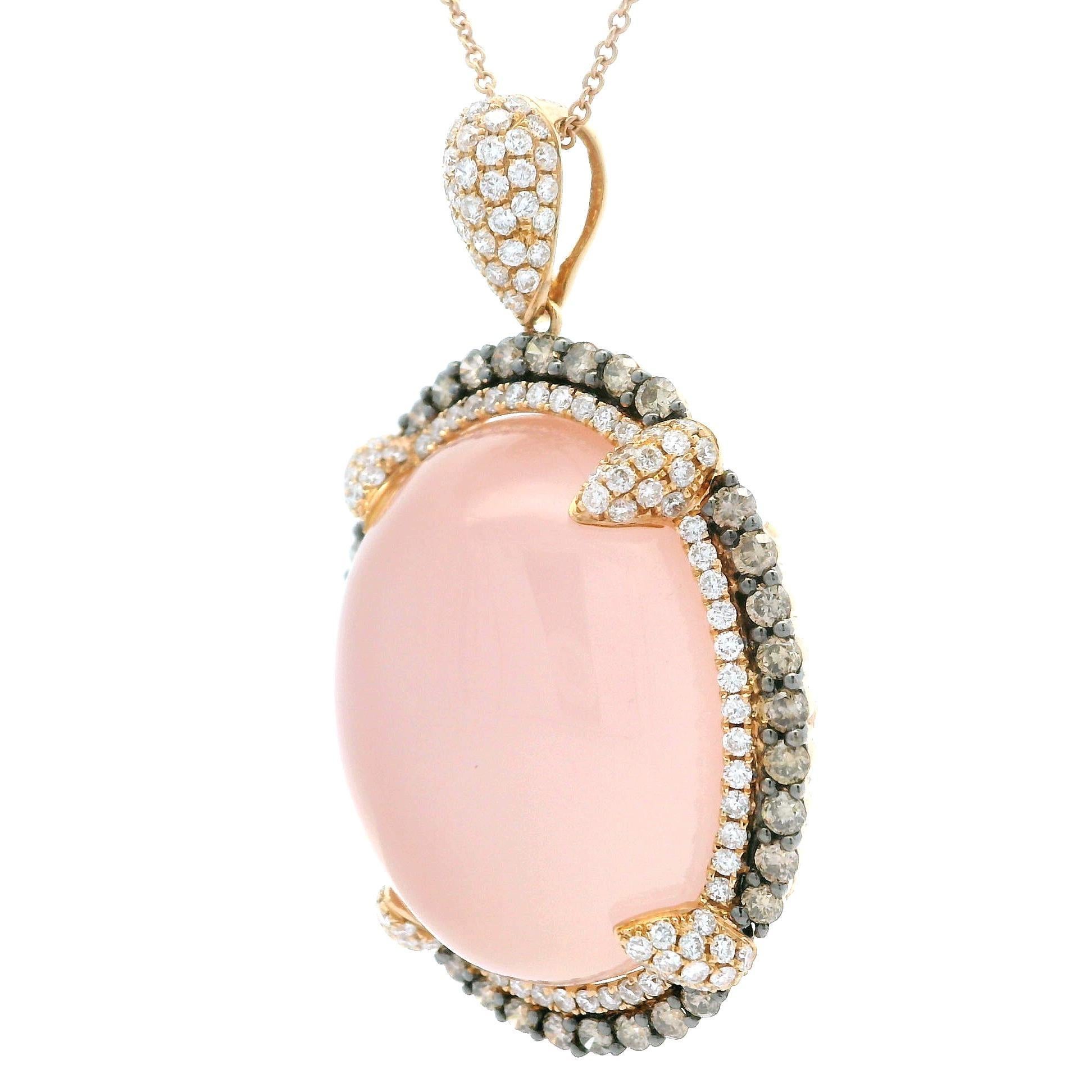 Cabochon Collana con ciondolo in oro rosa 18k con quarzo rosa cabochon e diamanti a forma di aureola da 1,46 ct. in vendita