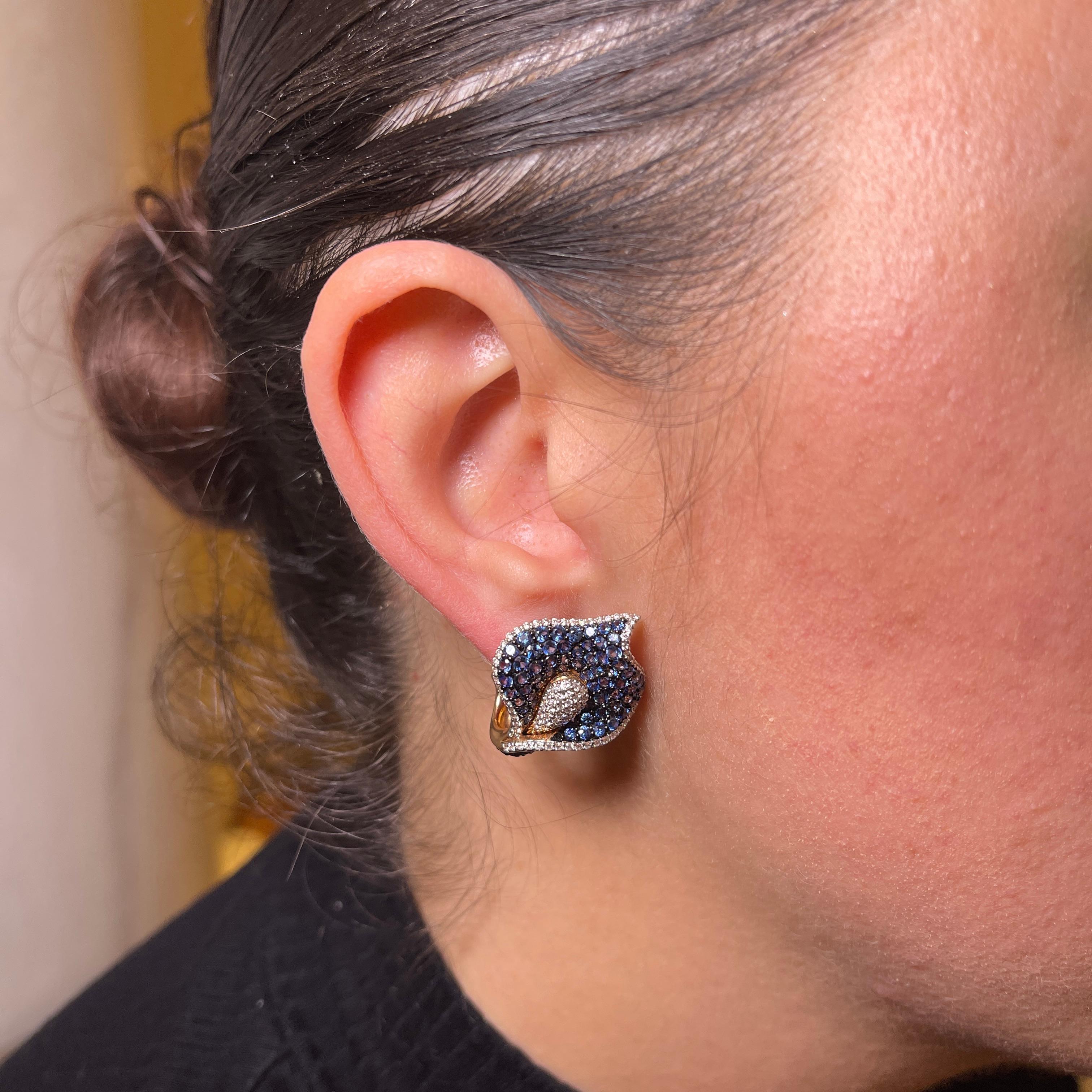 18K Rose Gold Calla Earrings with Blue Sapphires and Diamonds In New Condition For Sale In Bergamo, BG