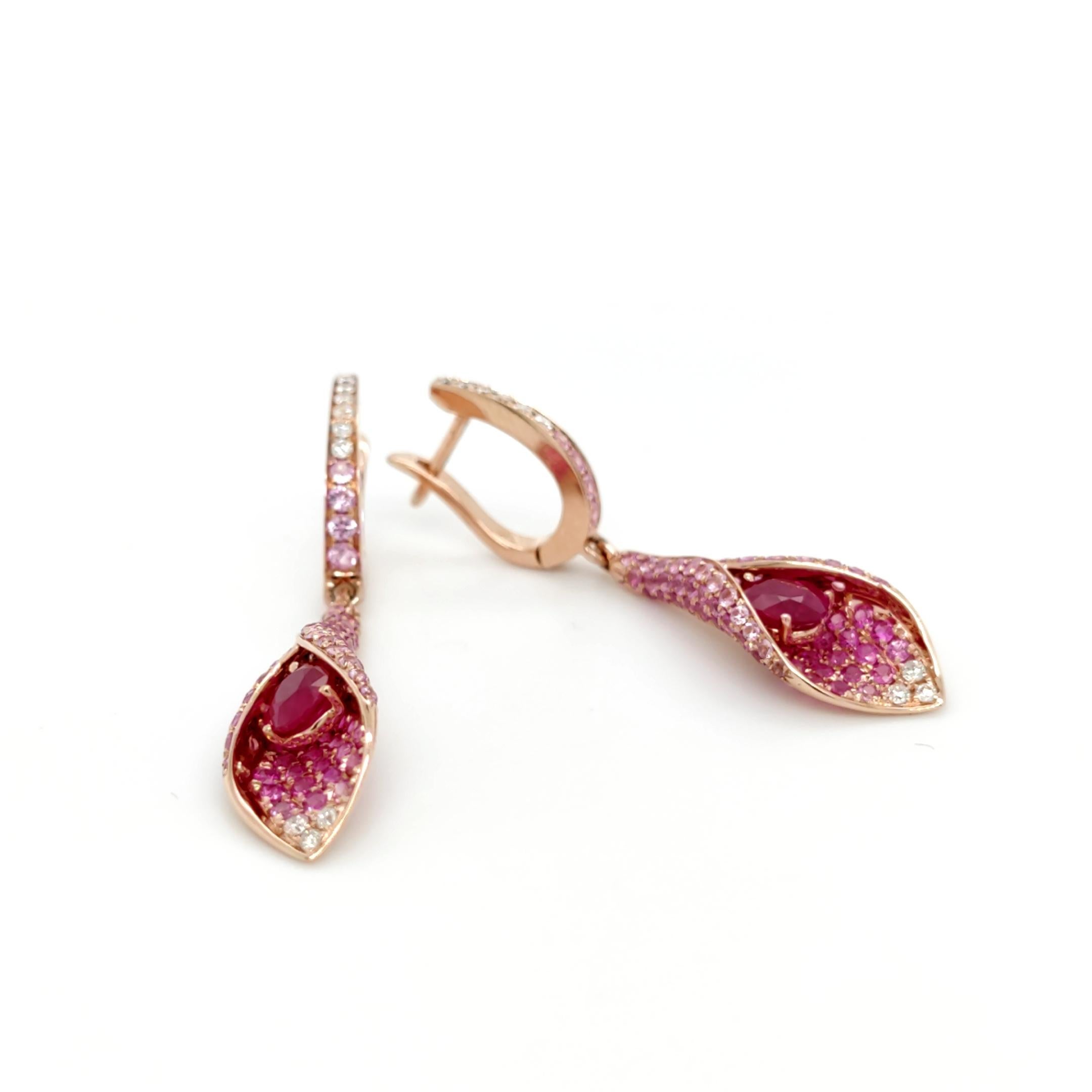 Moderne Boucles d'oreilles en goutte Calla Lily en or rose 18 carats, rubis de Birmanie, saphirs roses et diamants en vente