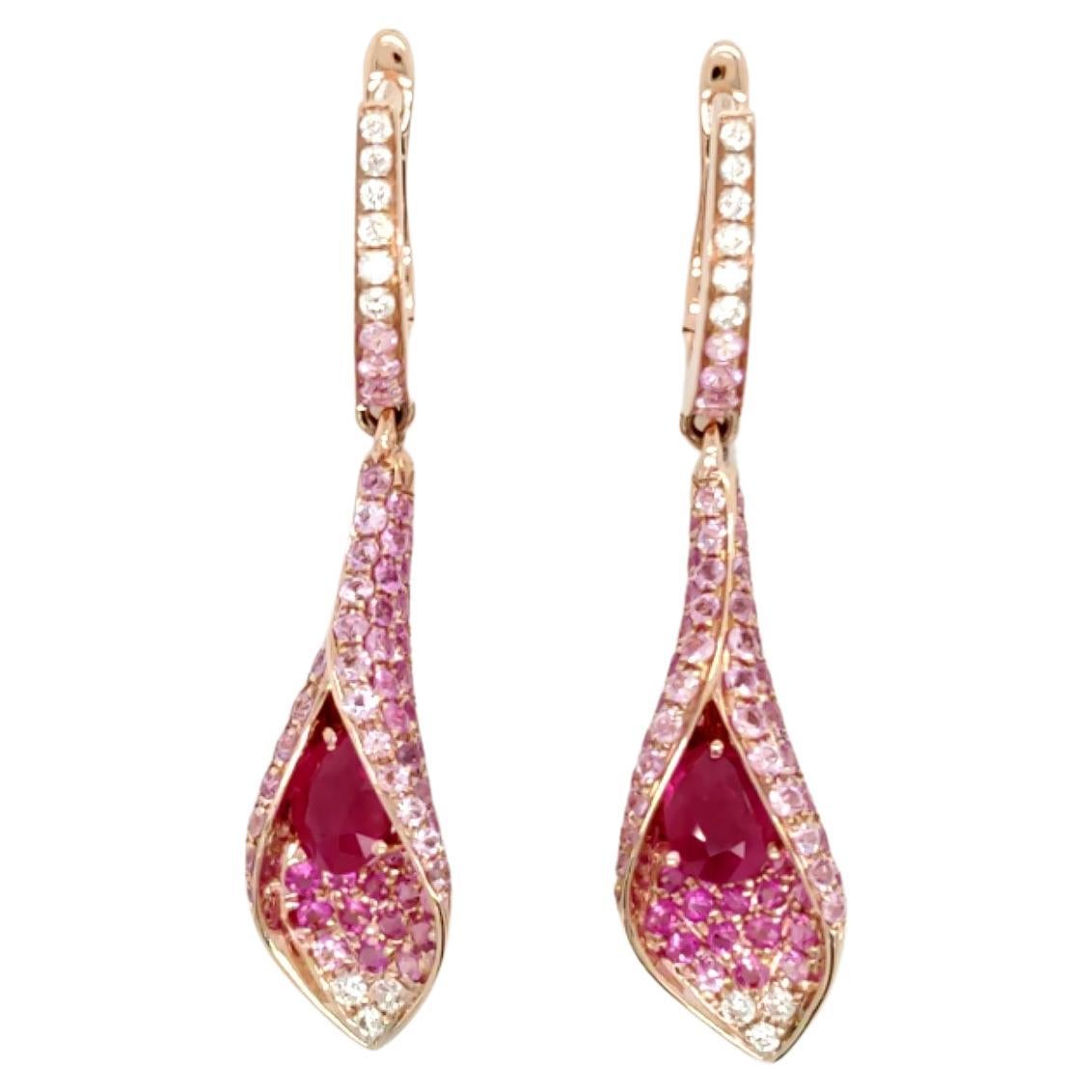 Boucles d'oreilles en goutte Calla Lily en or rose 18 carats, rubis de Birmanie, saphirs roses et diamants