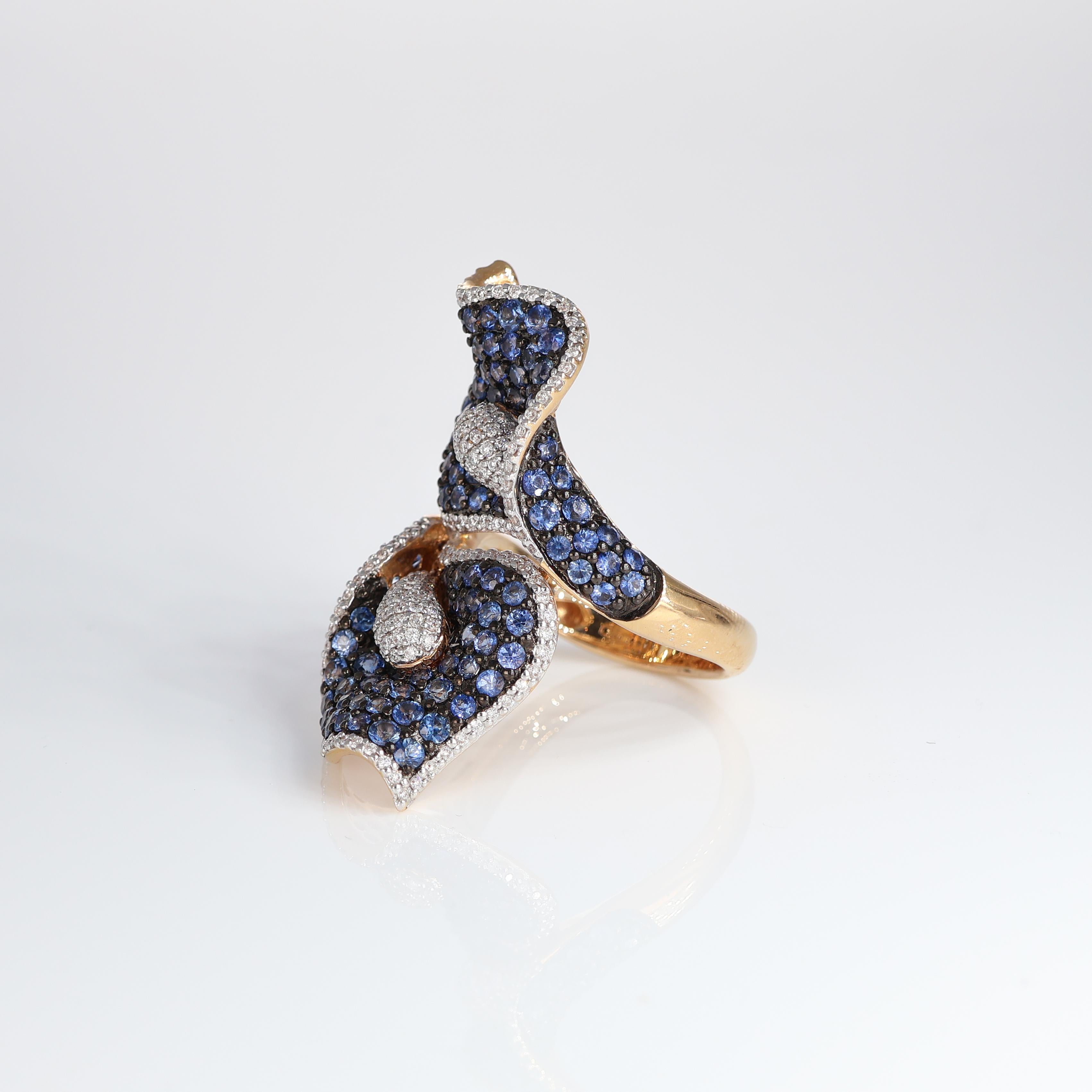 18k Rose Gold Calla Lily Ring with Blue Sapphires and White Diamonds In New Condition For Sale In Bergamo, BG