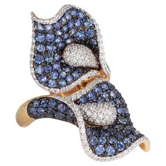 Anillo Lirio de Cala de Oro Rosa de 18k con Zafiros Azules y Diamantes Blancos