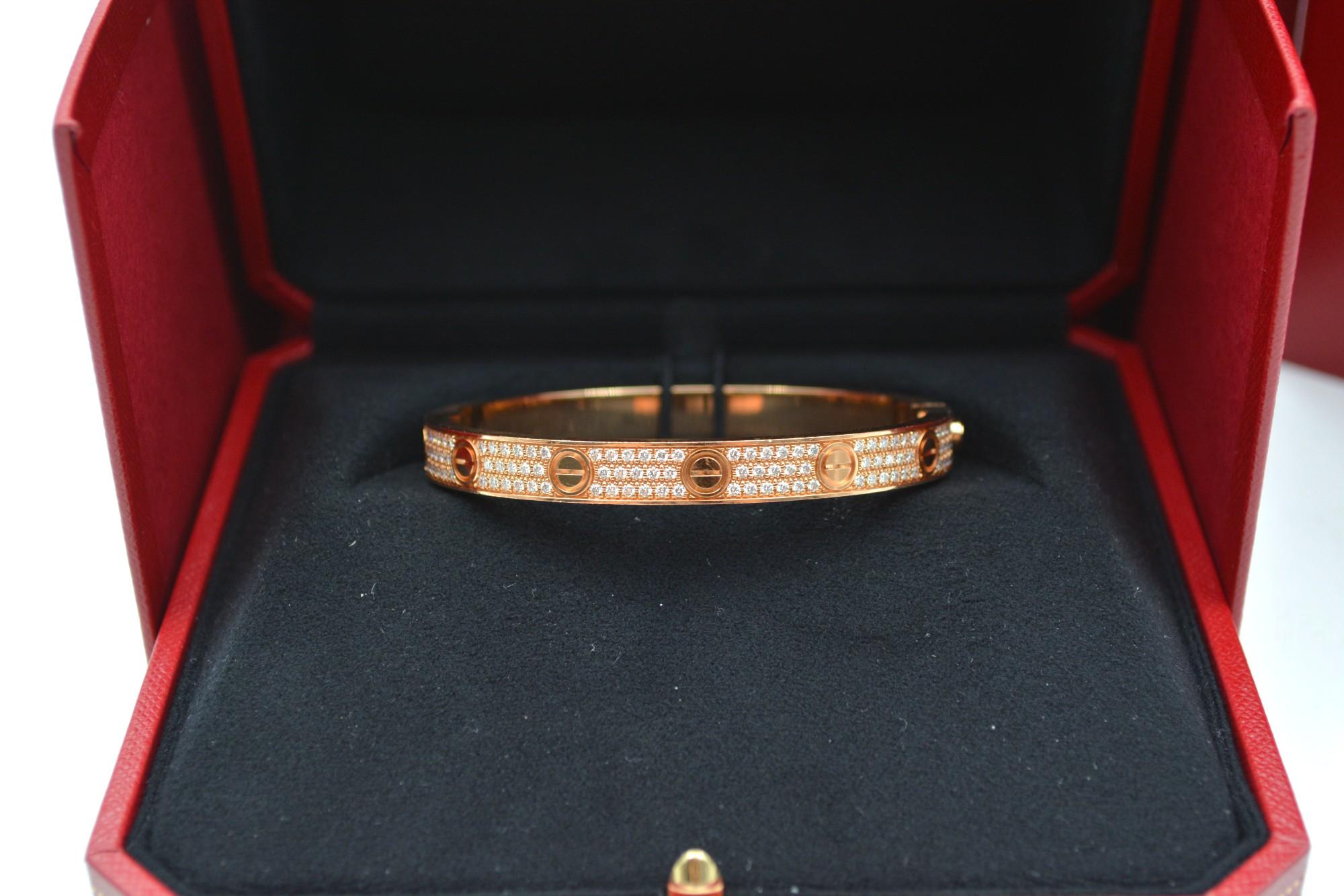 Taille brillant Cartier Bracelet Love en or rose 18 carats serti de diamants