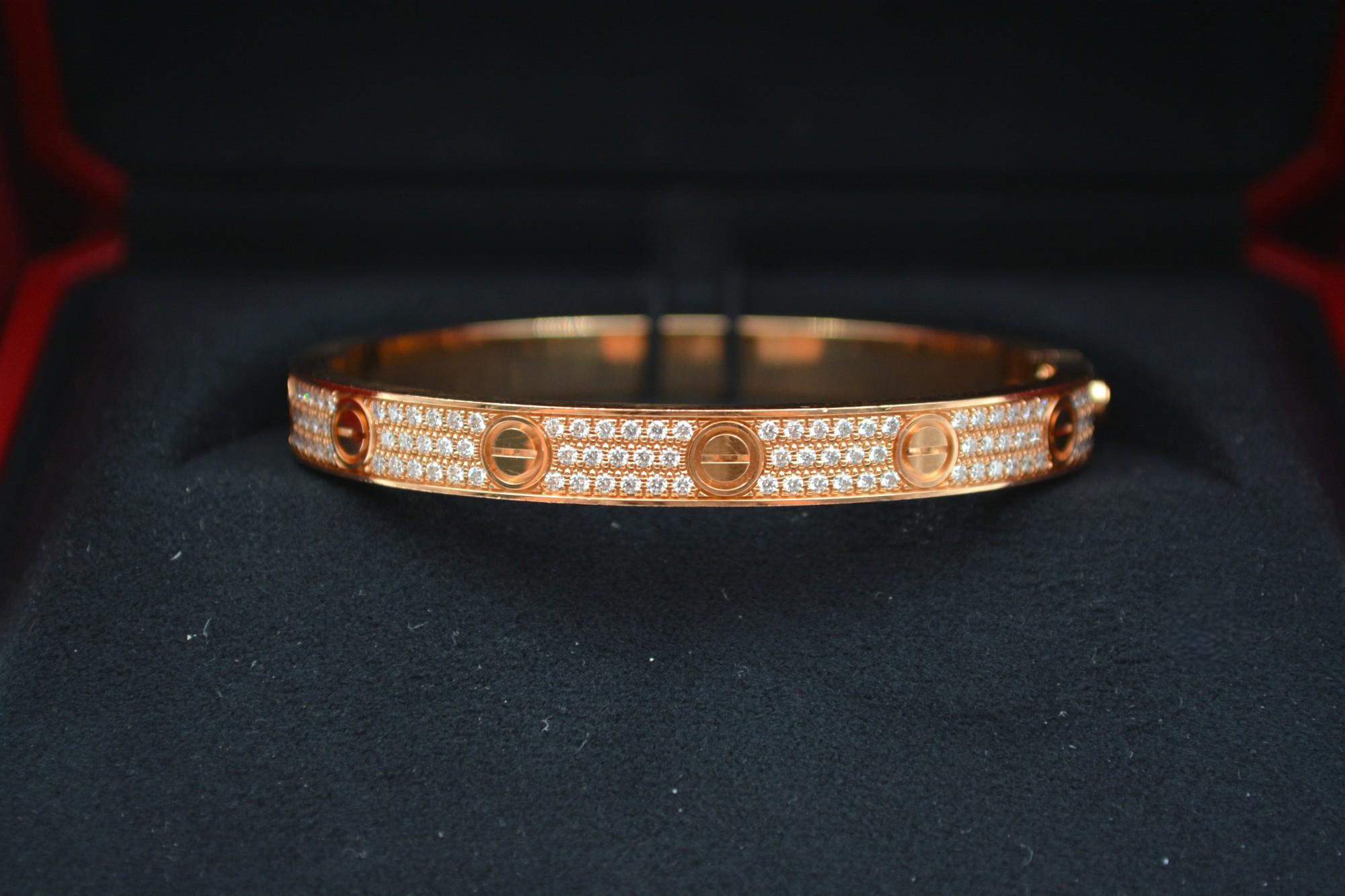 Cartier Bracelet Love en or rose 18 carats serti de diamants Excellent état à București, București