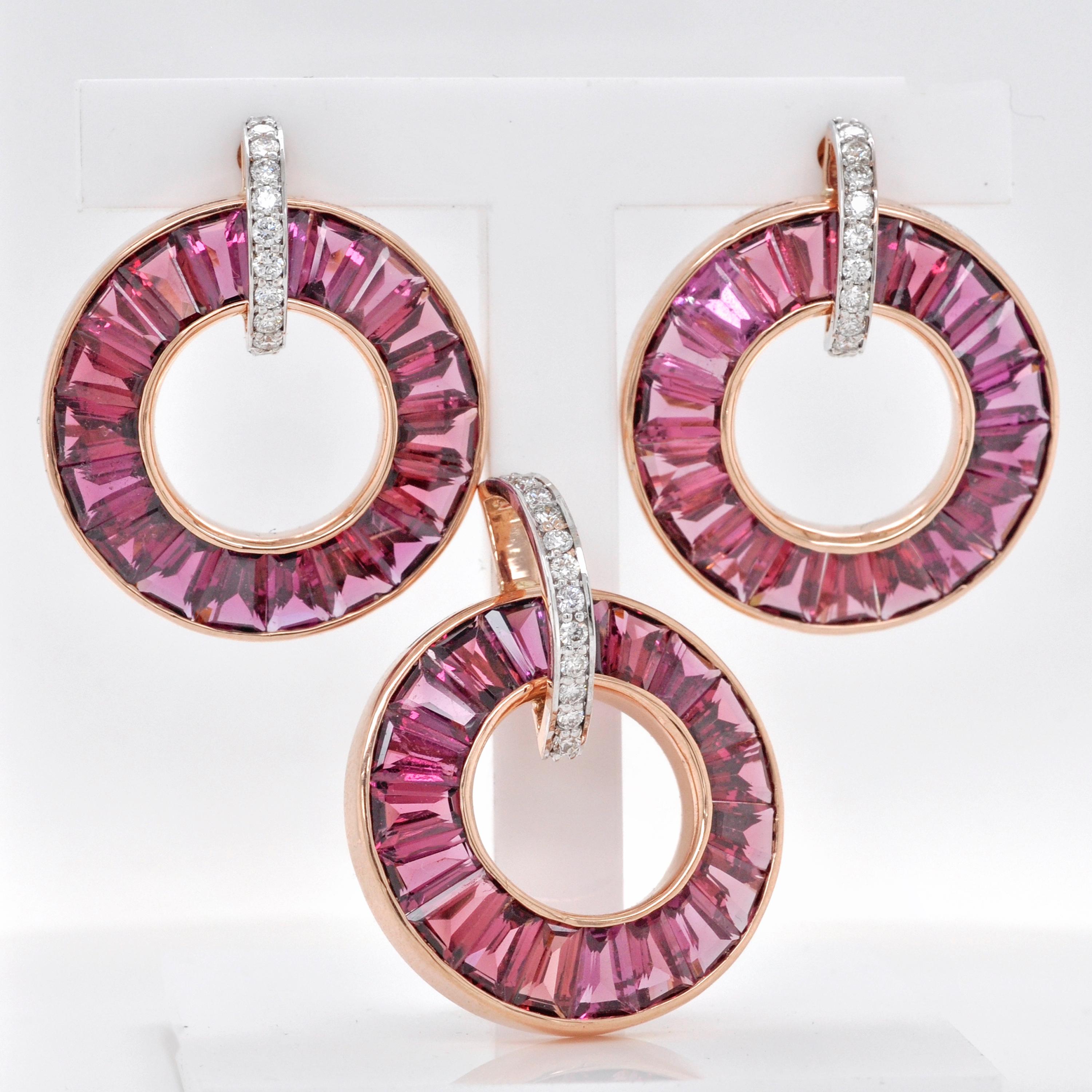This exquisite 18k rose gold rhodolite garnet diamond circle pendant earrings set is a mesmerizing fusion of sophistication and contemporary design. Crafted in radiant 18-karat gold, this set in all pieces features a graceful circle adorned with the