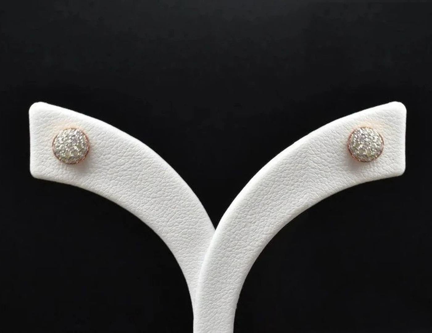 Boucles d'oreilles en or rose, or jaune et or blanc 18 carats.

Ces délicats clous d'oreilles sont fabriqués en or massif 18 carats et comportent des diamants naturels brillants et ronds, sertis par des maîtres sertisseurs dans notre Studio. Simple