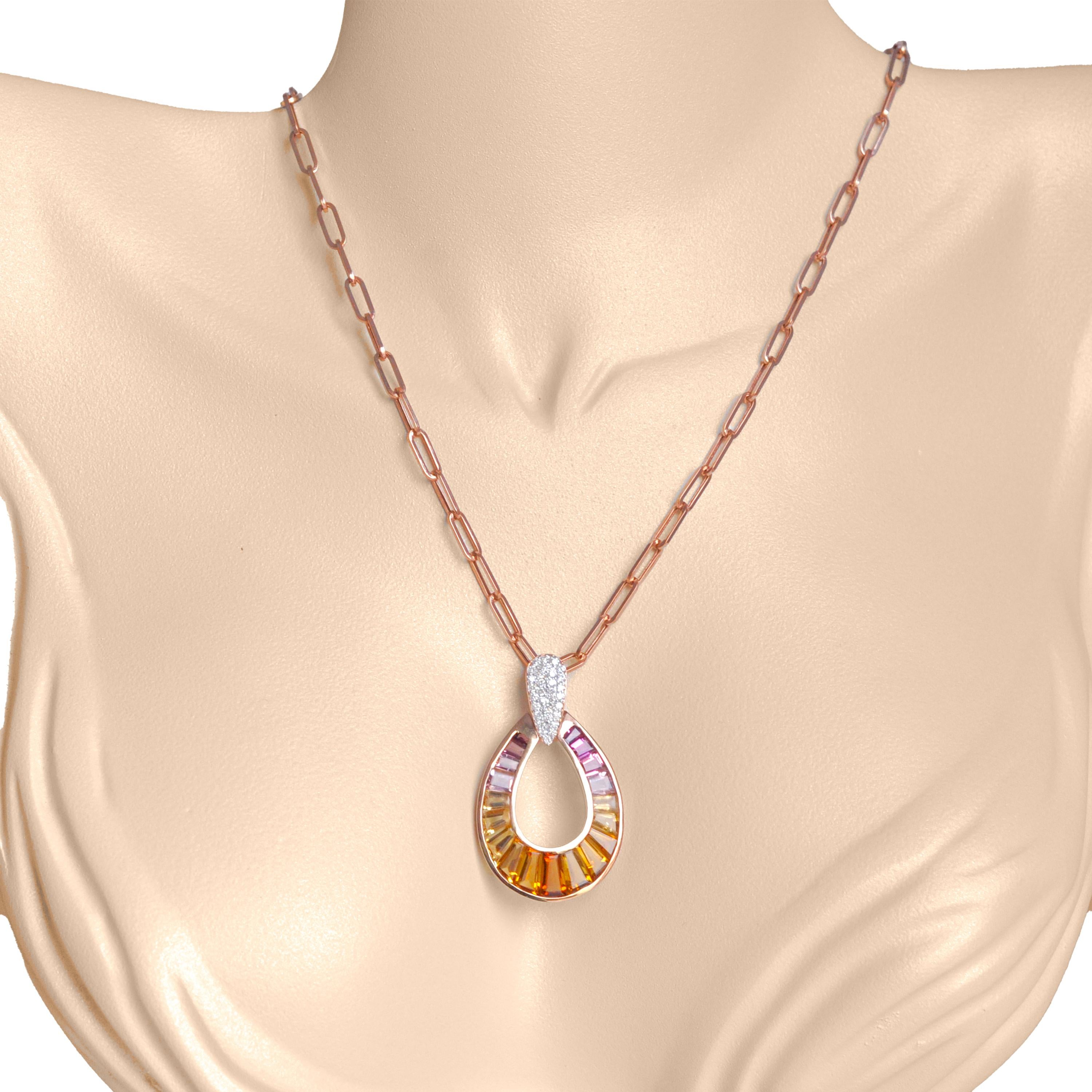 18 Karat Roségold Kegel Baguette Citrin und rosa Turmalin Regentropfen Diamant Anhänger Halskette Ohrringe gesetzt.

Dieser einzigartige und einzigartige Anhänger-Ohrring-Satz besteht aus glänzenden Citrin und rosafarbenen Turmalinen, die sorgfältig