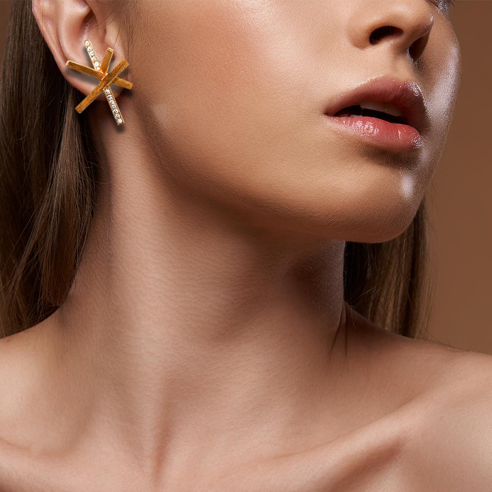 Voici les boucles d'oreilles Michael Bondanza Heights Collection en or rose 18 carats : L'élégance et l'avant-garde dans un seul et même design.

Élevez votre collection de bijoux vers de nouveaux sommets avec les exquises boucles d'oreilles