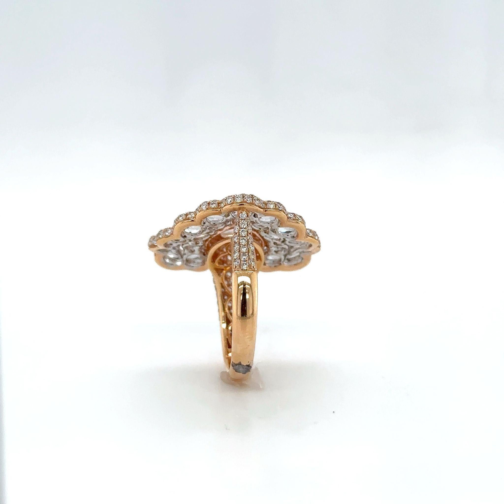 Squisito anello da cocktail in oro rosa 18 carati

Questo anello da cocktail, un lussuoso pezzo forte realizzato in oro rosa 18 carati, presenta un'abbagliante disposizione di diamanti rotondi taglio rosa che circondano un sorprendente diamante a