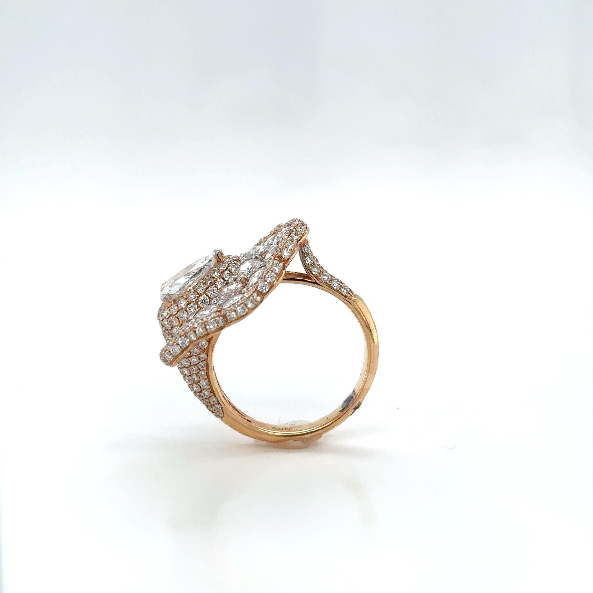 Taglio a goccia Anello da cocktail in oro rosa 18K con diamanti rotondi e a pera taglio rosa in vendita
